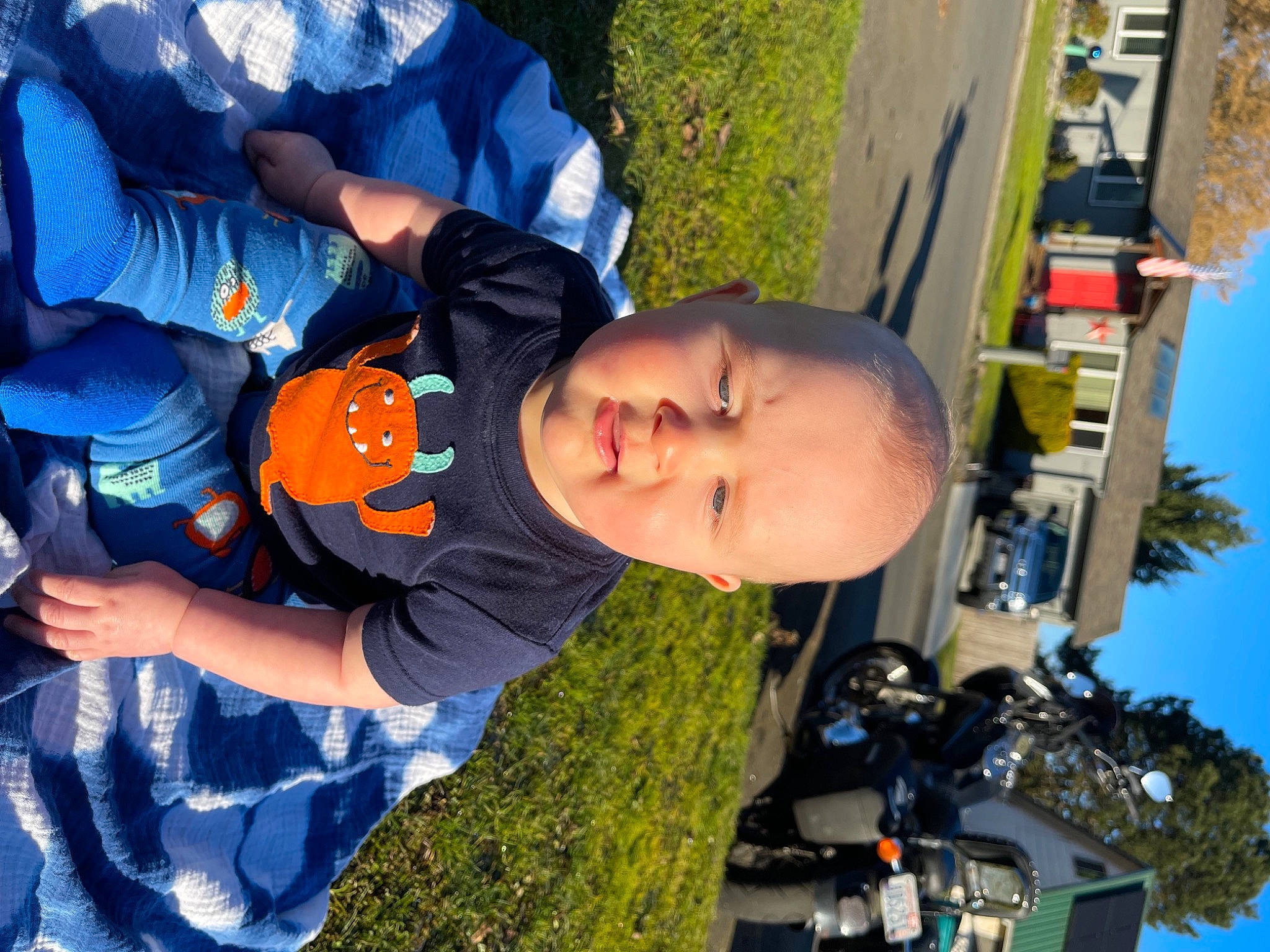 Gunnar is registered to the contest to win money with this photo: baby, baseball_cap, car, child, electric_blue, fun, grass, hat, leisure, motor_vehicle, person, plant, recreation, sky, sunglasses, t_shirt, tire, toddler, tree, vehicle_door