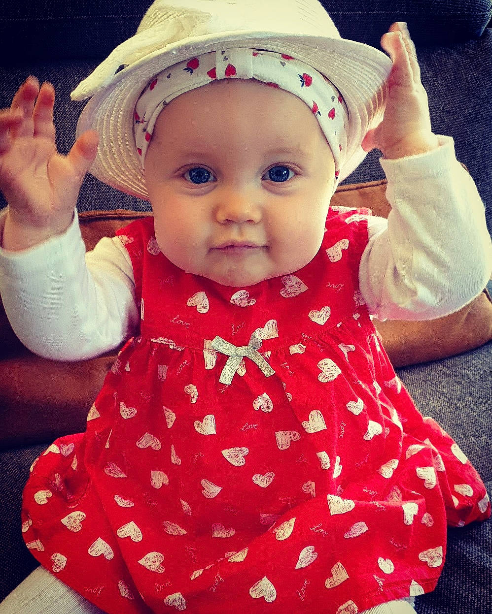 Solveig participe au concours pour gagner de l'argent avec cette photo : baby, baby_toddler_clothing, beauty, cap, cheek, costume_hat, dress, face, fun, happy, headgear, headwear, human_body, lip, outerwear, pattern, person, photograph, pink, skin