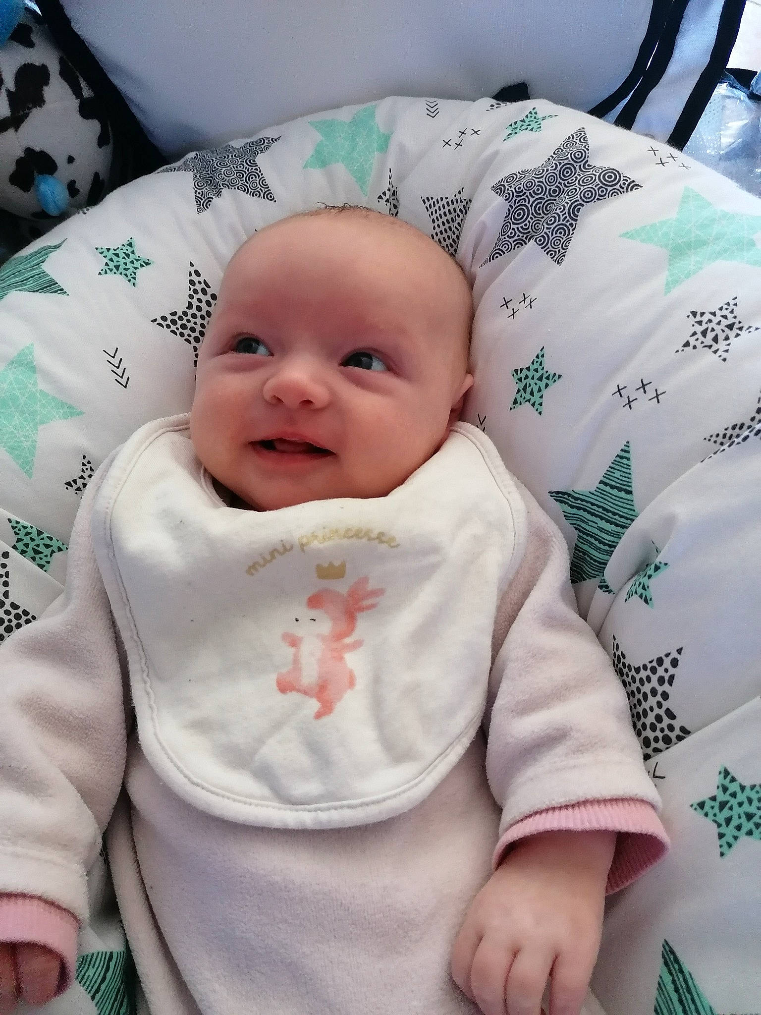 Clémence a rejoint le concours — aidez-le/la à gagner de superbes lots ! baby, baby_products, baby_sleeping, baby_toddler_clothing, bedding, cheek, child, comfort, face, happy, head, linens, pattern, person, product, room, sitting, skin, sleeve, smile