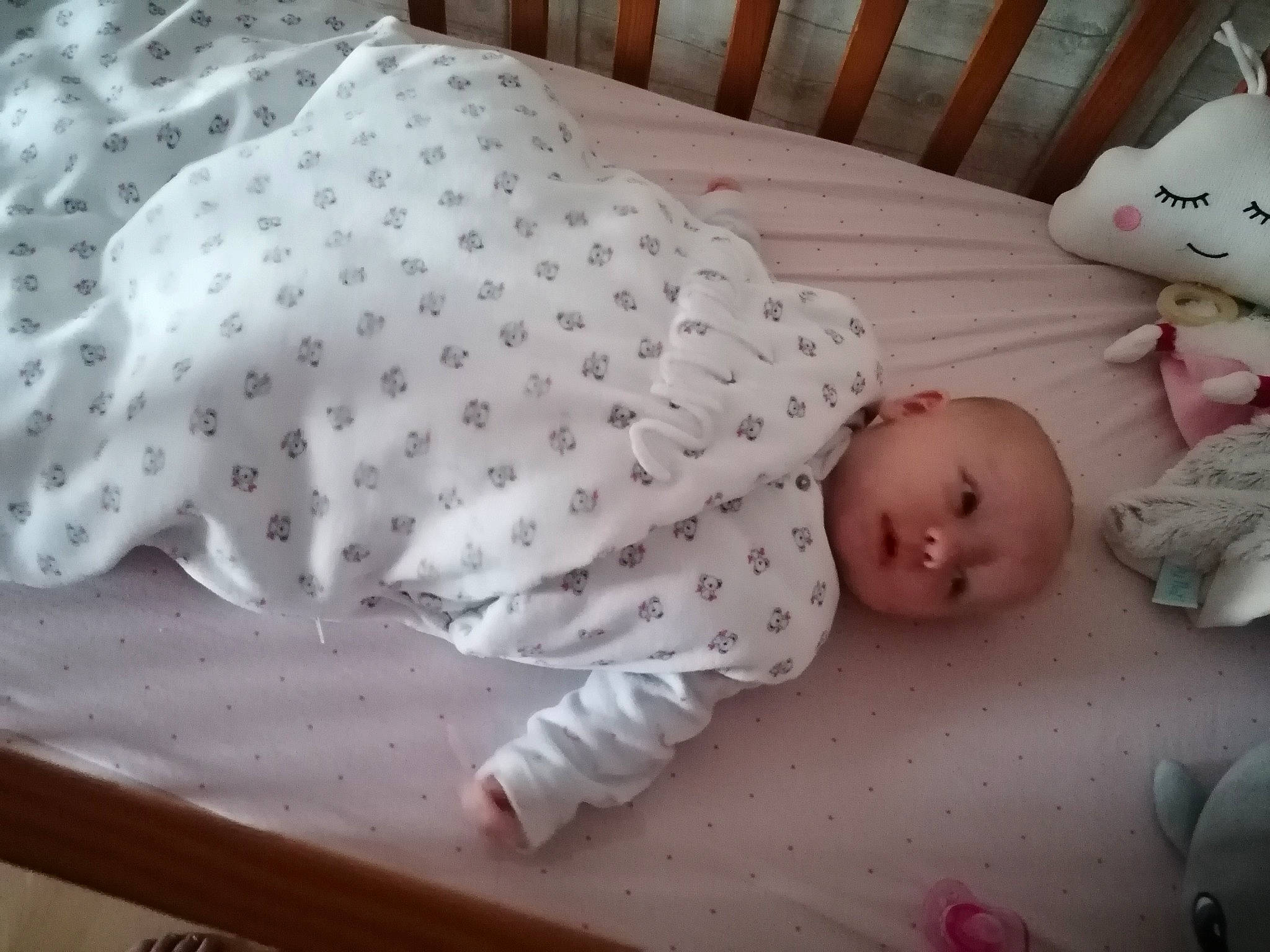 Clémence a rejoint le concours — aidez-le/la à gagner de superbes lots ! baby, baby_products, baby_safety, baby_sleeping, baby_toddler_clothing, bed, bed_sheet, bedding, bedtime, child, comfort, flooring, infant_bodysuit, linens, pattern, person, room, sleeve, textile, toddler