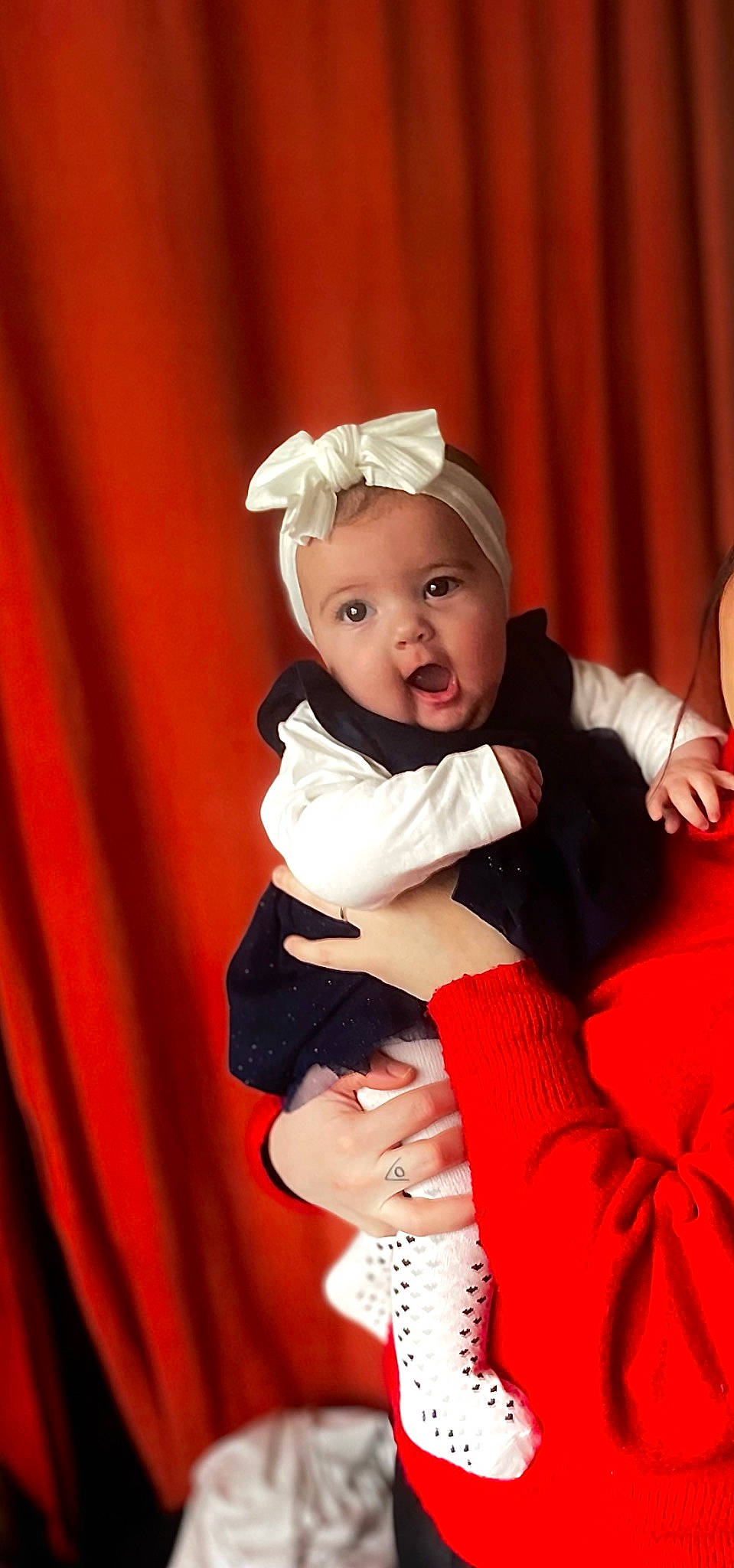 Laïna a rejoint le concours — aidez-le/la à gagner de superbes lots ! baby, baby_toddler_clothing, child, clothing, comfort, curtain, event, facial_expression, flash_photography, fun, gesture, happy, hat, headband, headpiece, headwear, person, pink, skin, sleeve