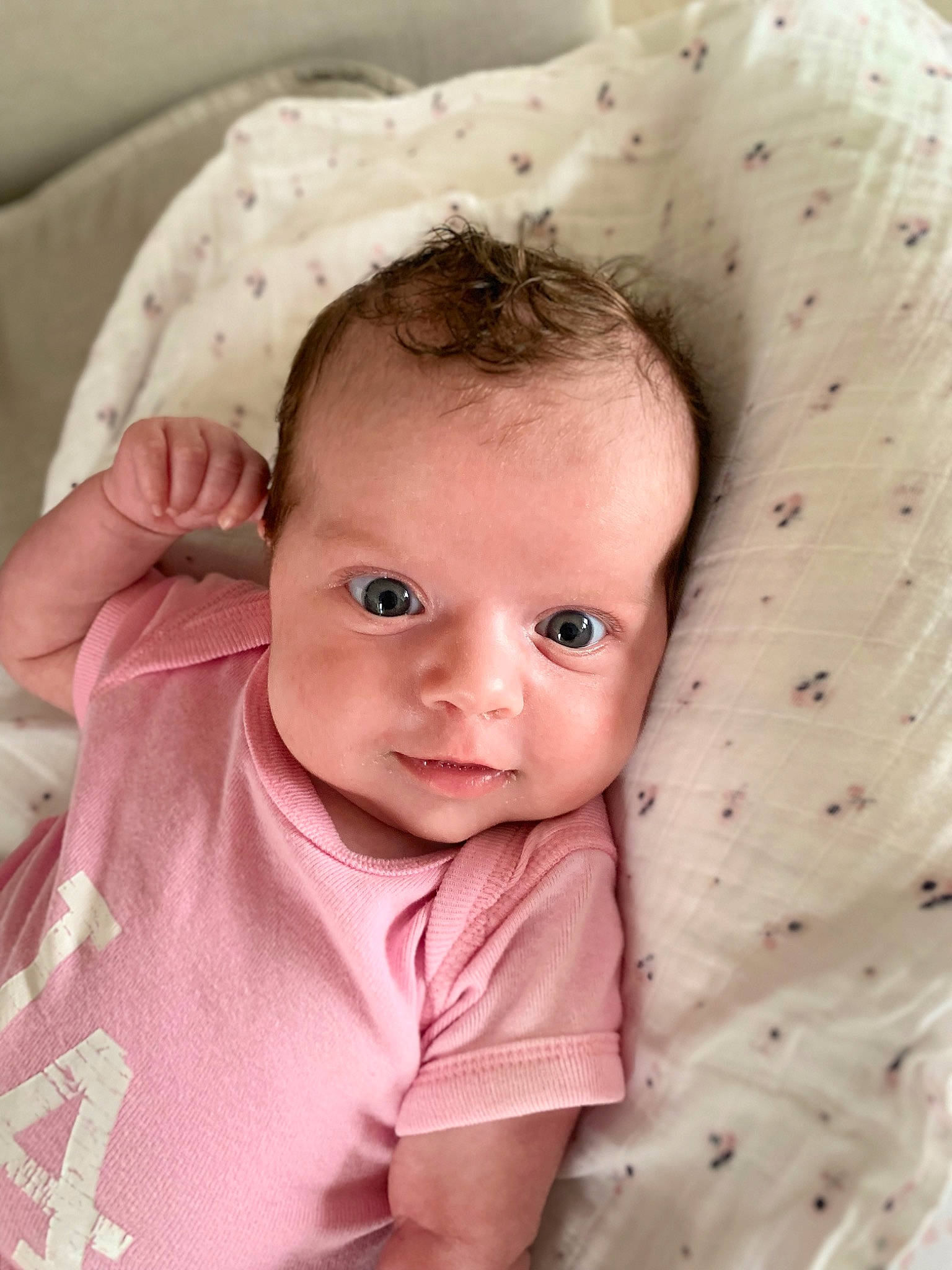 Lucille a rejoint le concours — aidez-le/la à gagner de superbes lots ! baby, baby_safety, baby_toddler_clothing, cheek, chin, comfort, eye, eyebrow, face, iris, linens, lip, neck, nose, person, pink, skin, sleeve, smile, textile