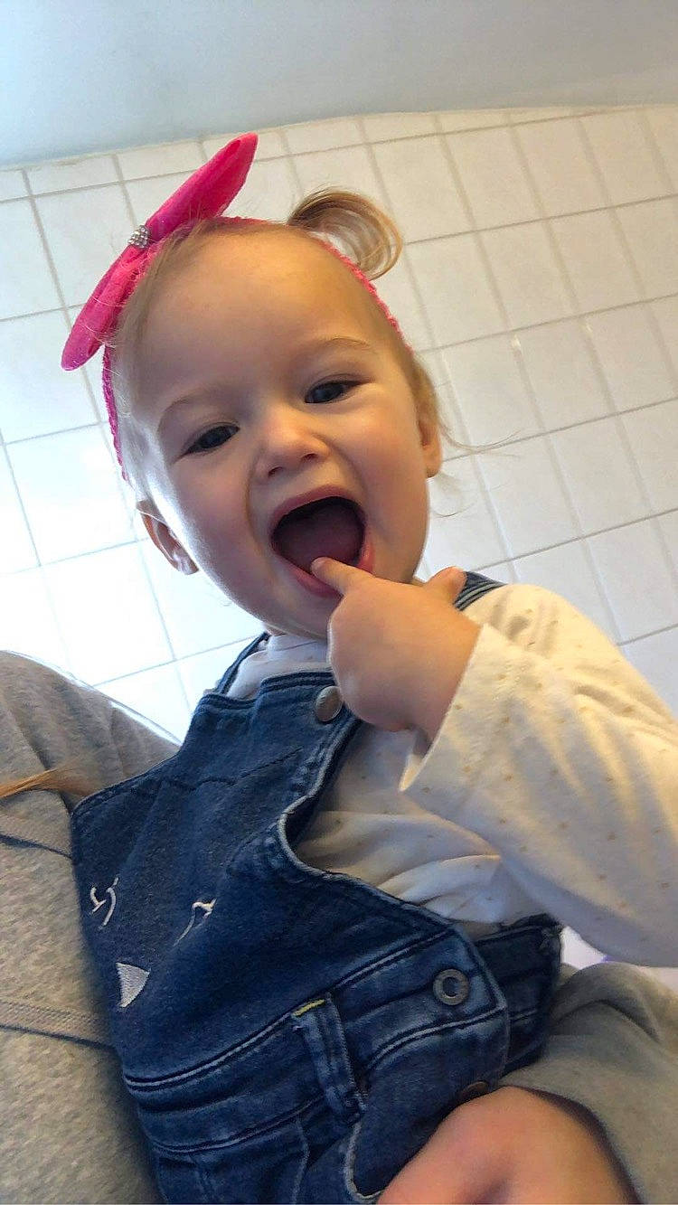 Léana a rejoint le concours — aidez-le/la à gagner de superbes lots ! arm, baby, baby_laughing, baby_toddler_clothing, cheek, chin, clothing, comfort, ear, fun, gesture, happy, iris, lip, mouth, nose, person, skin, sleeve, smile