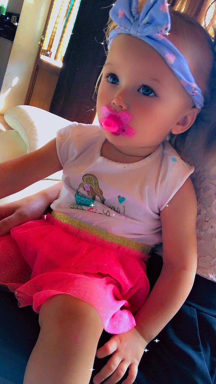 Léana participe au concours pour gagner de l'argent avec cette photo : baby, baby_toddler_clothing, beauty, cheek, child, eyelash, finger, fun, happy, headwear, human_leg, knee, lip, magenta, mouth, nose, person, pink, skin, summer