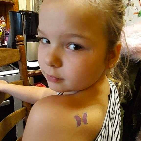 Lola participe au concours pour gagner de l'argent avec cette photo :