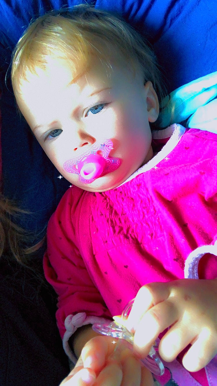 Léana participe au concours pour gagner de l'argent avec cette photo : baby, baby_toddler_clothing, cheek, child, chin, eyebrow, eyelash, finger, happy, iris, lip, magenta, mouth, neck, nose, person, pink, purple, skin, sleeve