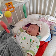 Remi a rejoint le concours — aidez-le/la à gagner de superbes lots ! baby, crib, blanket, toy, infant, sleeping_bed, clothing, pillow, furniture, indoors, child, cute, soft, resting, baby_girl, baby_boy, comfort, peaceful, newborn, room