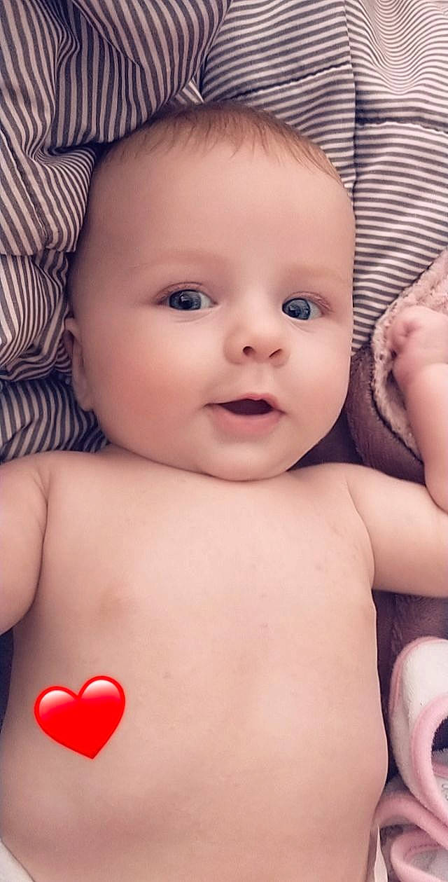 Noémie participe au concours pour gagner de l'argent avec cette photo : baby, beauty, cheek, child, chin, close_up, eye, face, head, human, lip, mouth, muscle, neck, nose, person, photography, pink, skin, smile