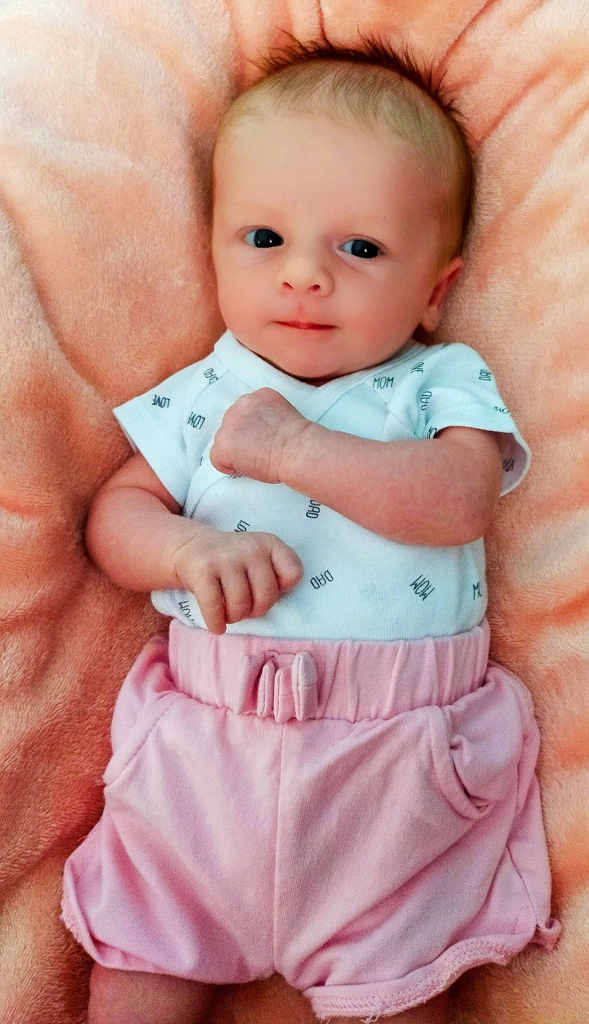 Noémie a rejoint le concours — aidez-le/la à gagner de superbes lots ! baby, baby_products, baby_toddler_clothing, cheek, child, finger, hand, person, pink, product, skin, thumb, toddler