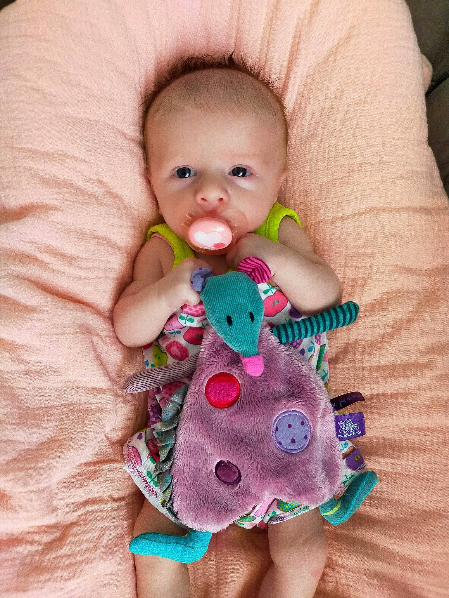 Noémie a rejoint le concours — aidez-le/la à gagner de superbes lots ! baby, baby_products, baby_toddler_clothing, baby_toys, child, finger, hand, pattern, person, pink, play, product, skin, stuffed_toy, toddler, toy