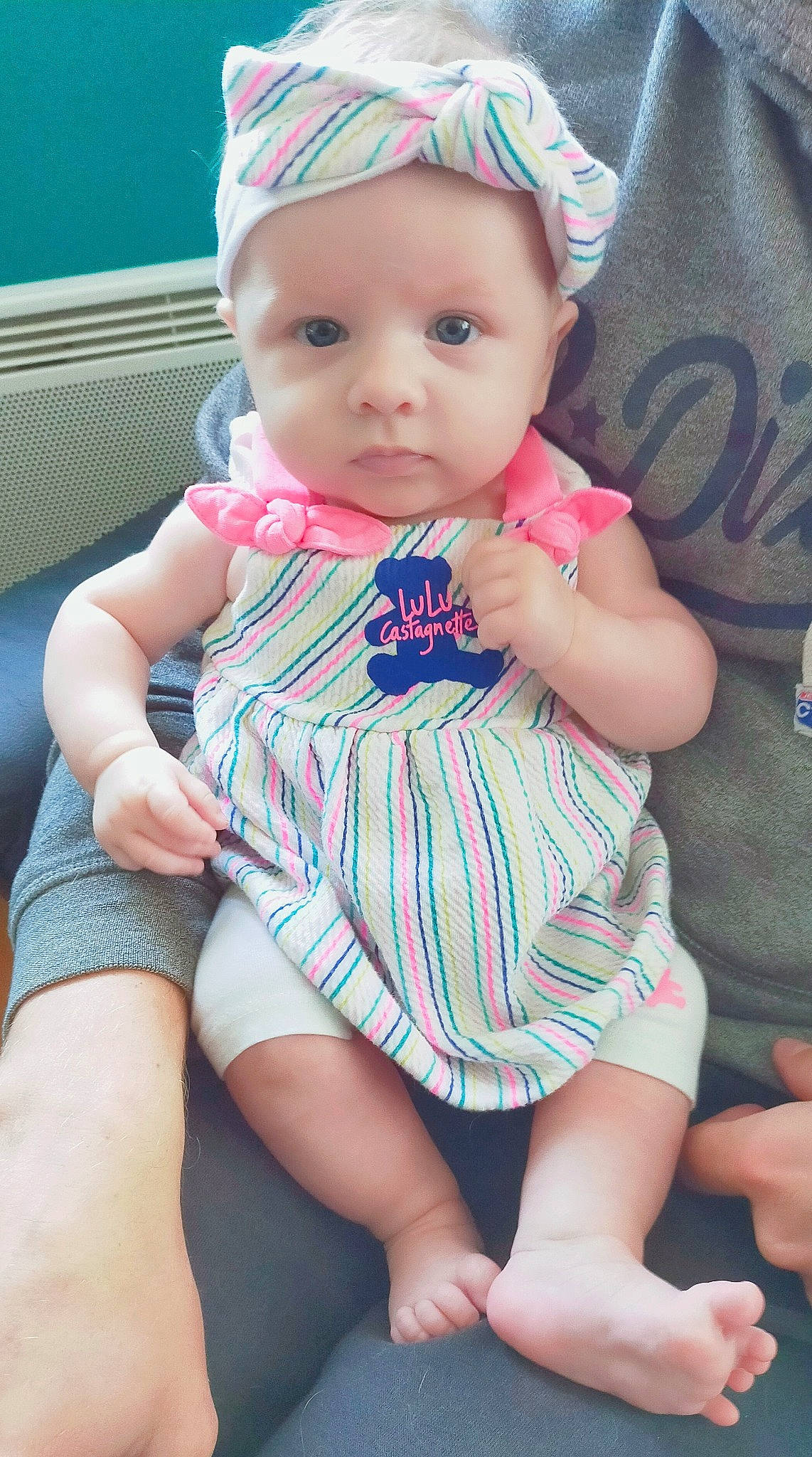 Noémie participe au concours pour gagner de l'argent avec cette photo : baby, baby_products, baby_toddler_clothing, cheek, child, eye, face, hair_accessory, hand, head, headgear, headwear, iris, leg, pattern, person, pink, product, sitting, skin