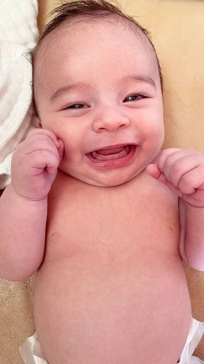 Cannon is registered to the contest to win money with this photo: arm, baby, cheek, eye, eyebrow, eyelash, forehead, gesture, hand, happy, head, human_body, jaw, joy, lip, mouth, neck, nose, person, skin