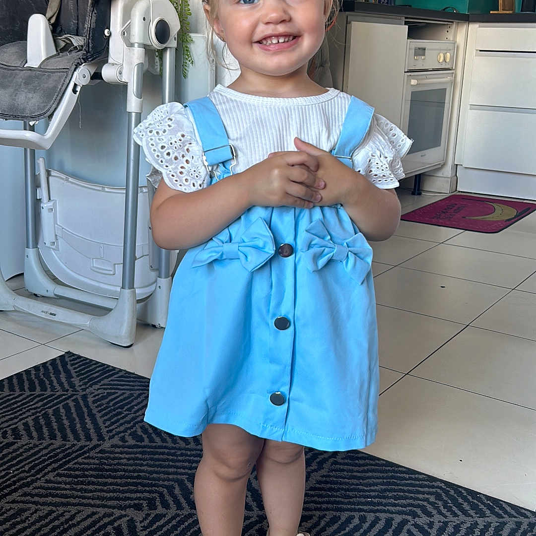 Emy participe au concours pour gagner de l'argent avec cette photo : blade, child, clothing, dress, face, female, footwear, furniture, girl, head, homedecor, knife, pants, person, photography, portrait, sandal, shoe, sneaker, weapon