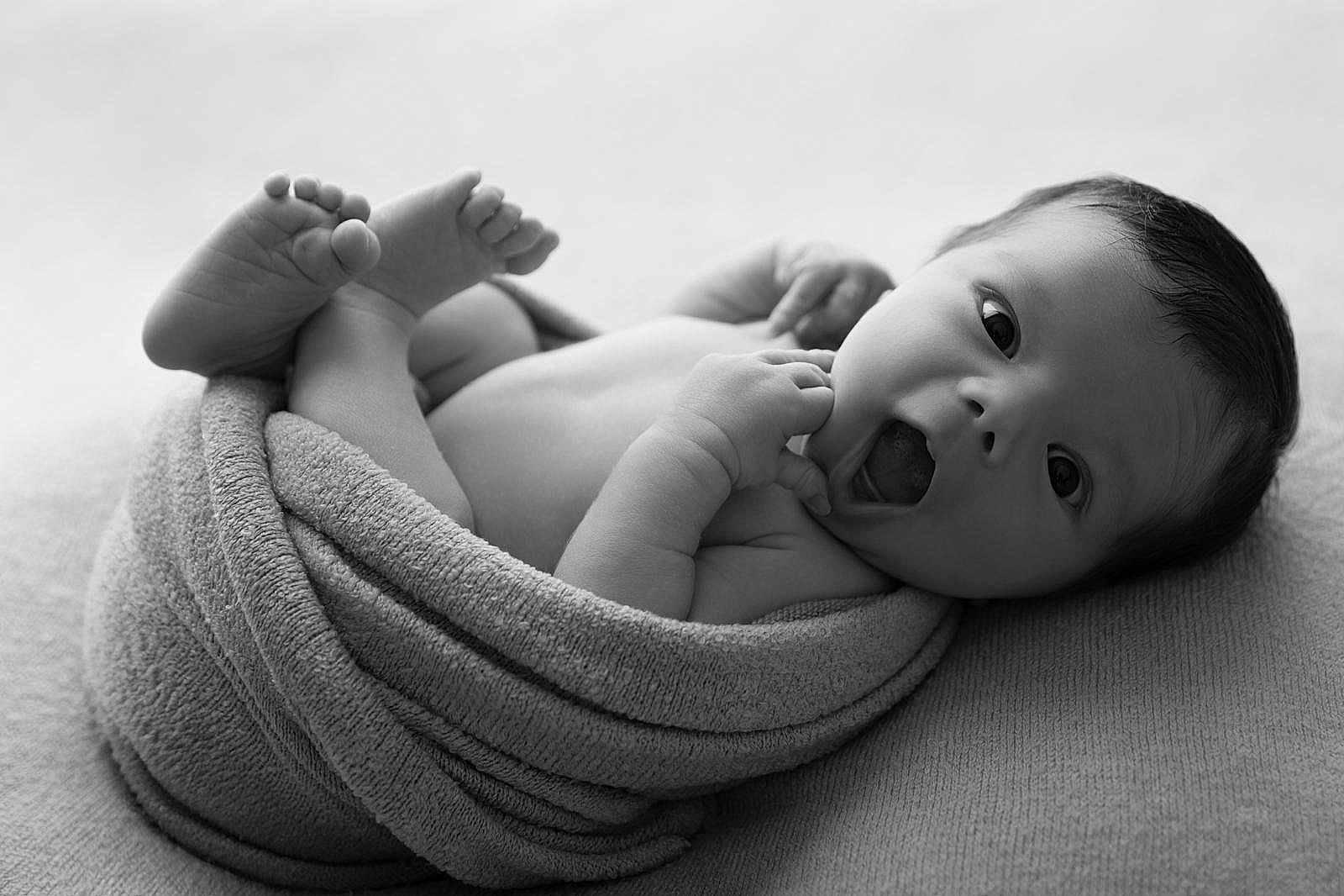 Leandro participe au concours pour gagner de l'argent avec cette photo : baby, newborn, infant, black_and_white, wrapped, towel, cute, portrait, expression, skin, face, feet, hands, lying_down, soft_texture, monochrome, closeup, adorable, child, studio