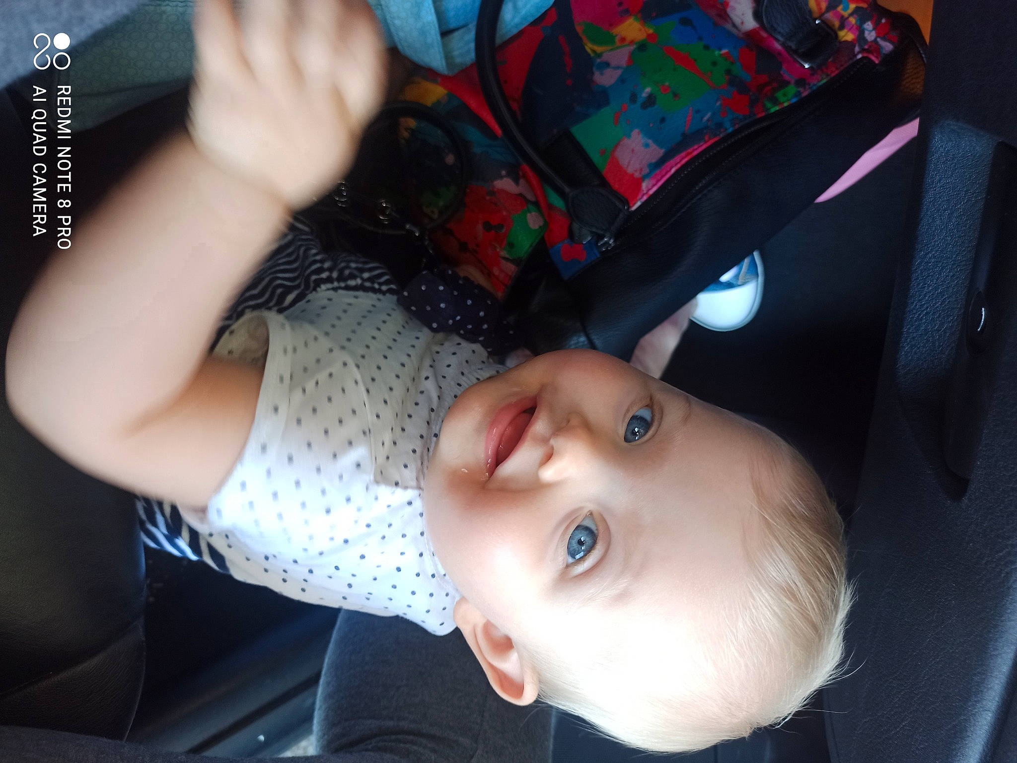 Léa participe au concours pour gagner de l'argent avec cette photo : arm, black_hair, cool, ear, eye, finger, fun, gesture, hand, happy, headgear, human_body, joint, joy, lip, mouth, neck, nose, person, skin