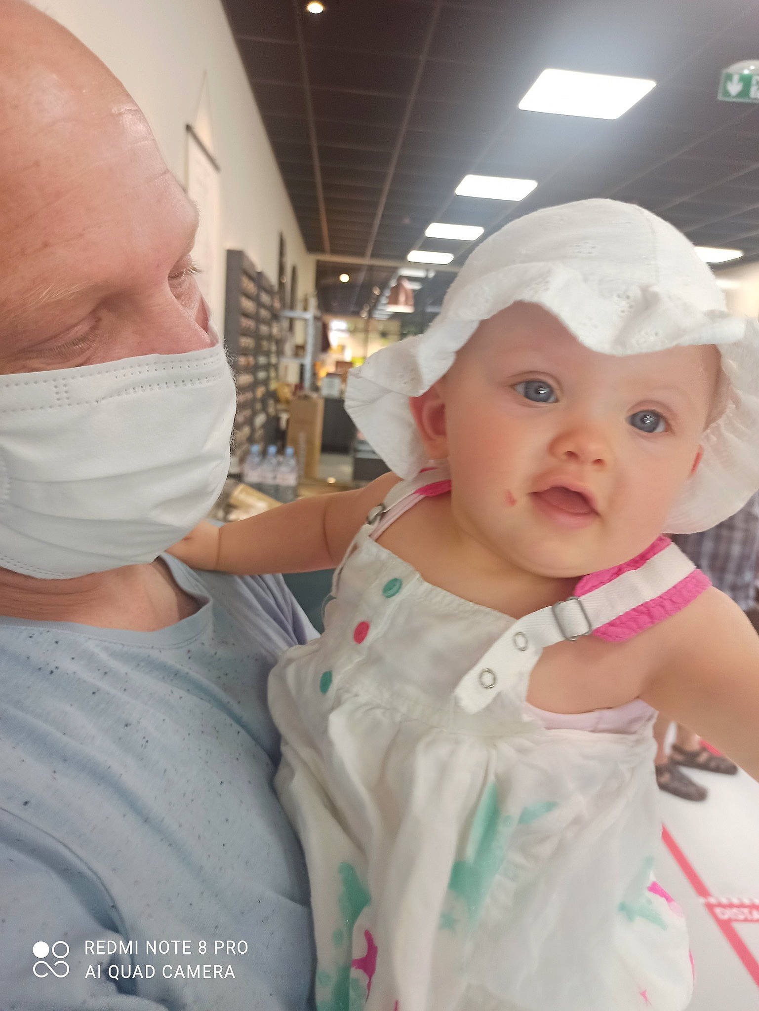 Léa participe au concours pour gagner de l'argent avec cette photo : arm, baby, baby_toddler_clothing, baseball_cap, cap, cheek, eye, eyelash, fashion_accessory, fun, gesture, happy, headwear, human_body, iris, lip, mouth, nose, person, skin