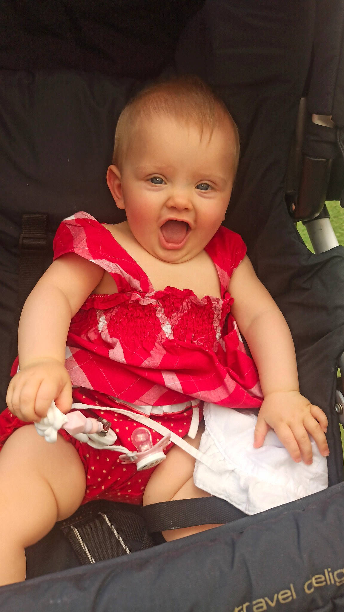 Léa a rejoint le concours — aidez-le/la à gagner de superbes lots ! baby, baby_toddler_clothing, cheek, comfort, facial_expression, finger, fun, hairstyle, happy, iris, lip, mouth, person, pink, skin, sleeve, smile, standing, thigh, thumb