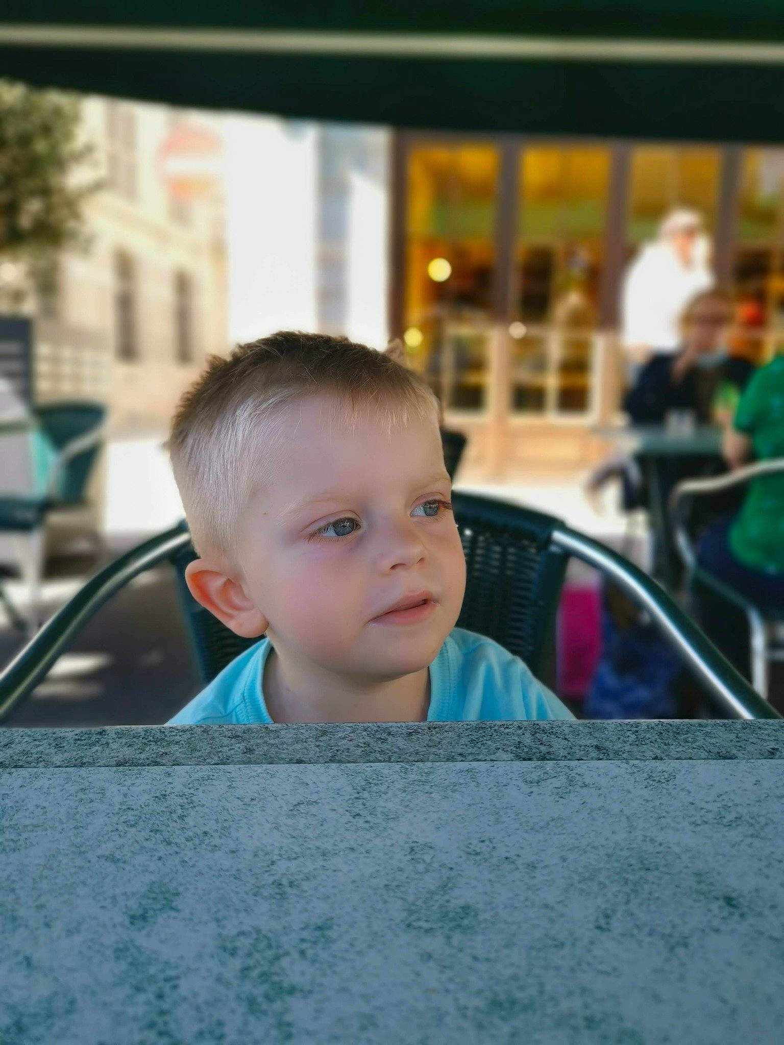 Louca a rejoint le concours — aidez-le/la à gagner de superbes lots ! auto_part, automotive_design, automotive_exterior, automotive_window_part, car, child, eyewear, fun, glass, grass, leisure, luxury_vehicle, motor_vehicle, person, sitting, street, tints_and_shades, toddler, vehicle_door, window