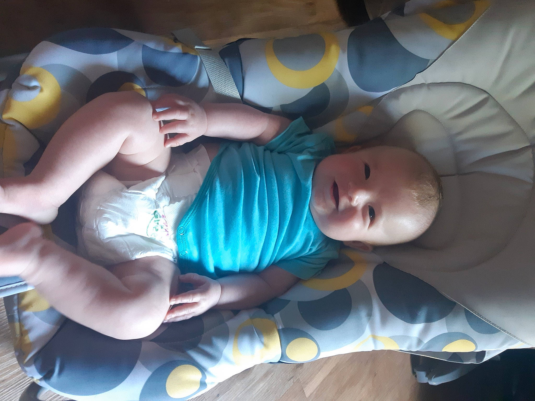 Aubin participe au concours pour gagner de l'argent avec cette photo : baby, cheek, child, comfort, eye, facial_expression, finger, fun, head, human_body, human_leg, linens, mammal, mouth, person, product, skin, space, textile, thigh