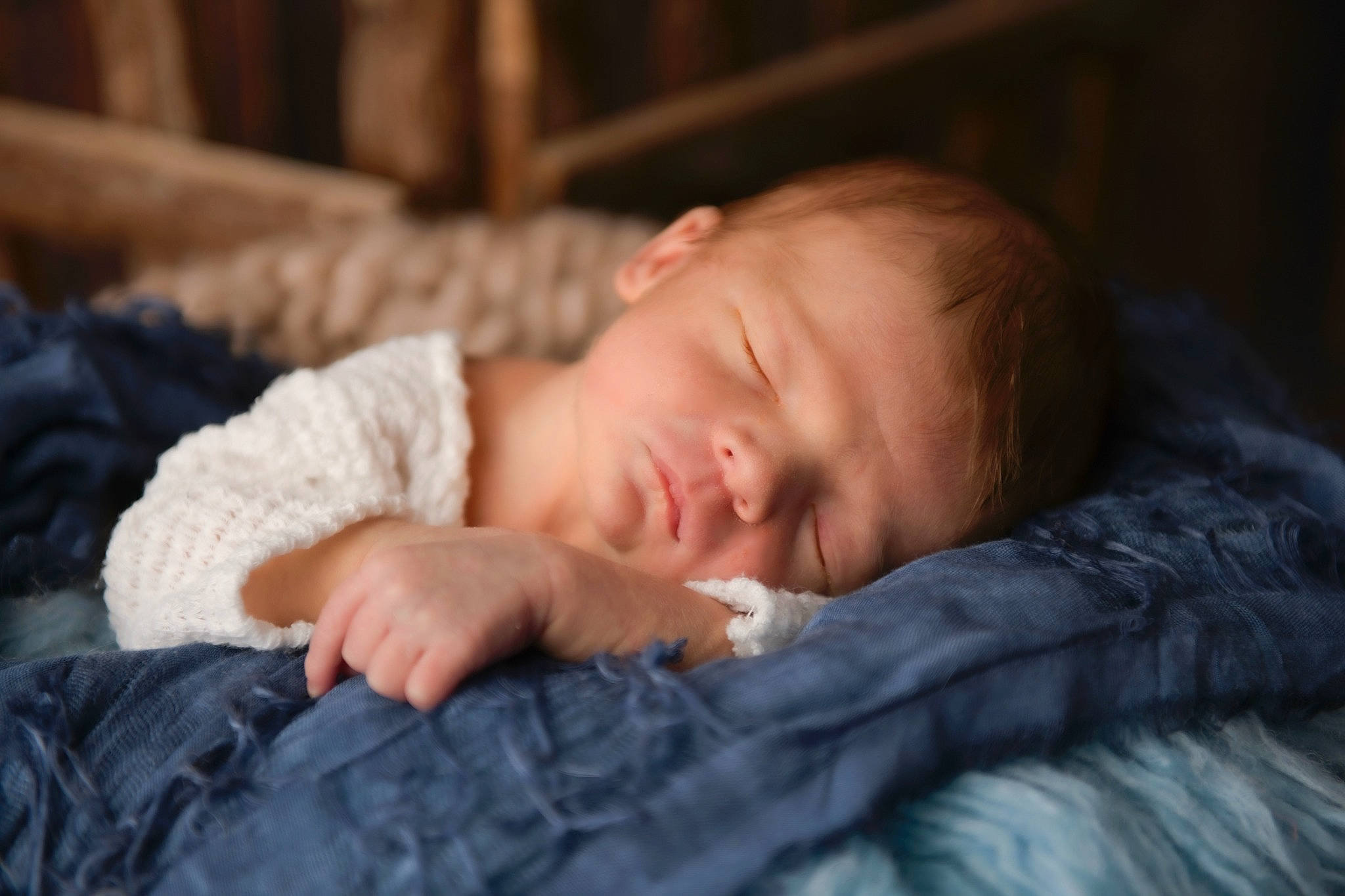 Aubin a rejoint le concours — aidez-le/la à gagner de superbes lots ! baby, baby_toddler_clothing, bedtime, cheek, child, comfort, darkness, flash_photography, fur, linens, nap, nose, person, portrait_photography, room, skin, sleep, toddler, wood