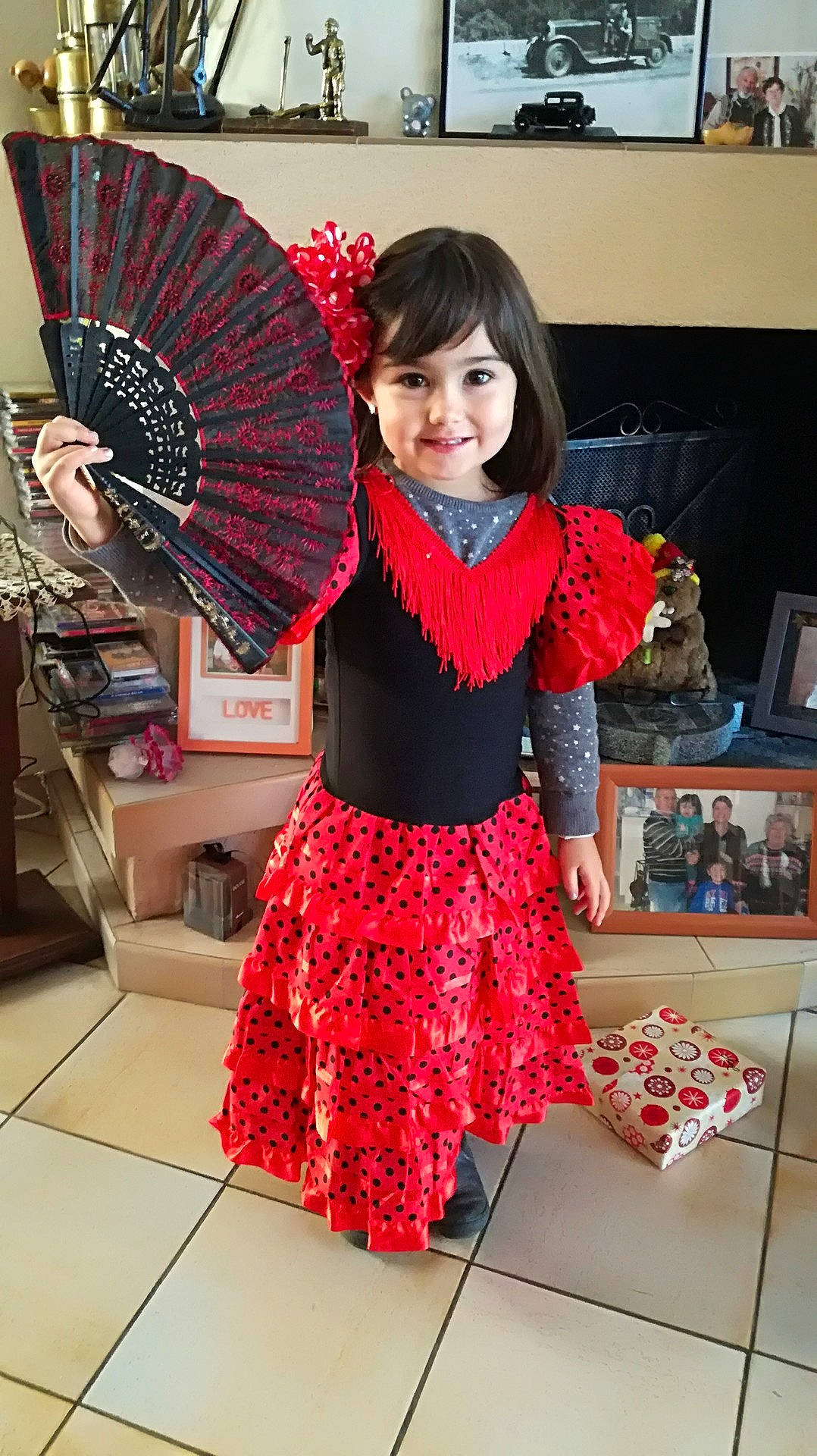 Mailys participe au concours pour gagner de l'argent avec cette photo : costume, design, dress, fashion_accessory, flooring, girl, joy, pattern, person, product, red, shoulder, textile