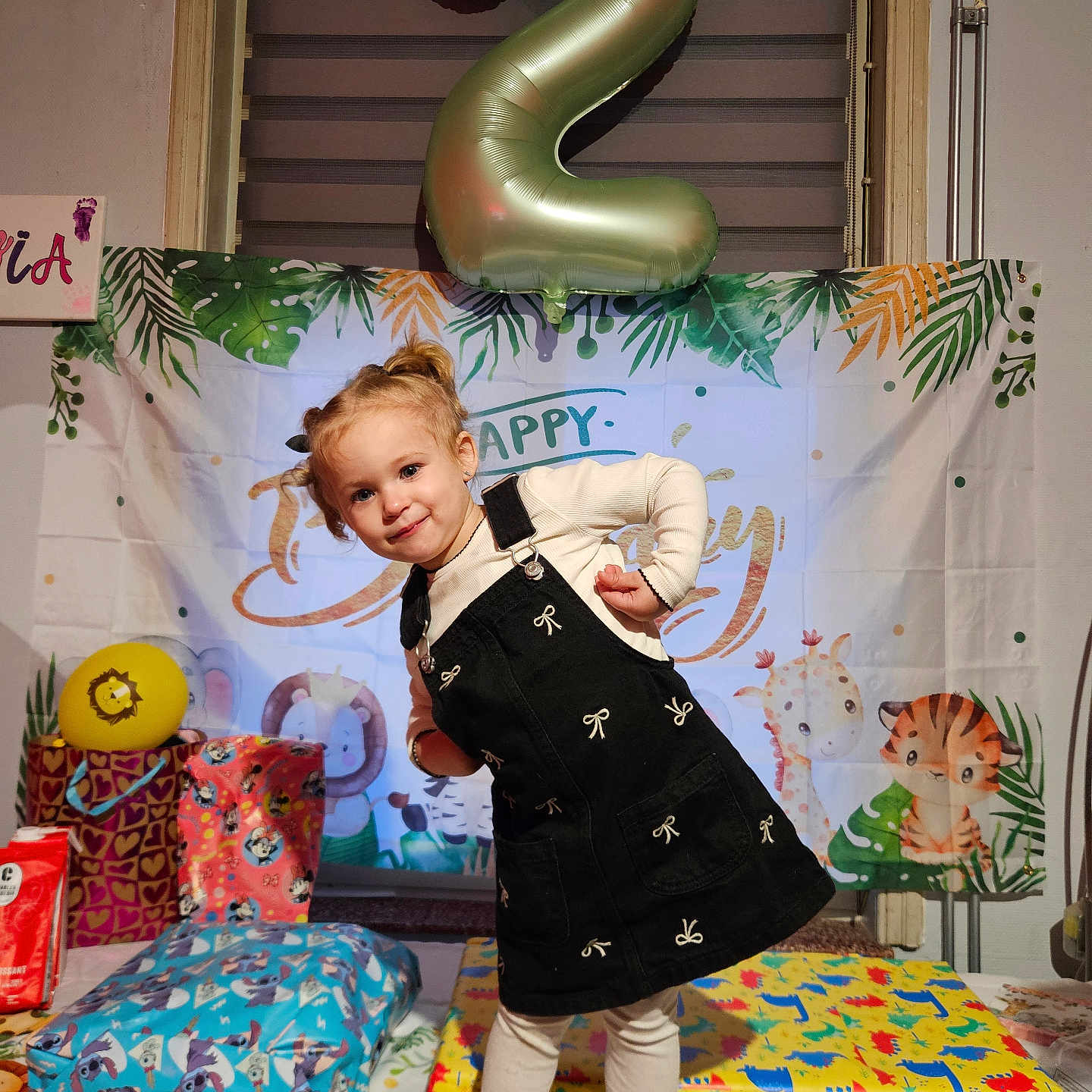 Yzïa a rejoint le concours — aidez-le/la à gagner de superbes lots ! balloon, banner, barefoot, birthday, child, cute, decorations, dress, giraffe, indoor, jungle_theme, leggings, lion, number_two, party, presents, smiling, tiger, toddler, wrapped_gifts