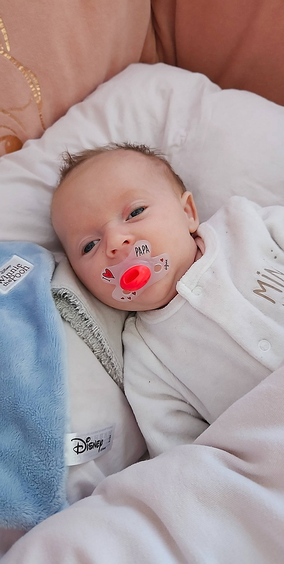 Yzïa participe au concours pour gagner de l'argent avec cette photo : baby, baby_products, baby_toddler_clothing, cheek, child, comfort, eye, eyelash, flash_photography, fur, happy, iris, linens, lip, pattern, person, portrait_photography, sitting, skin, sleeve