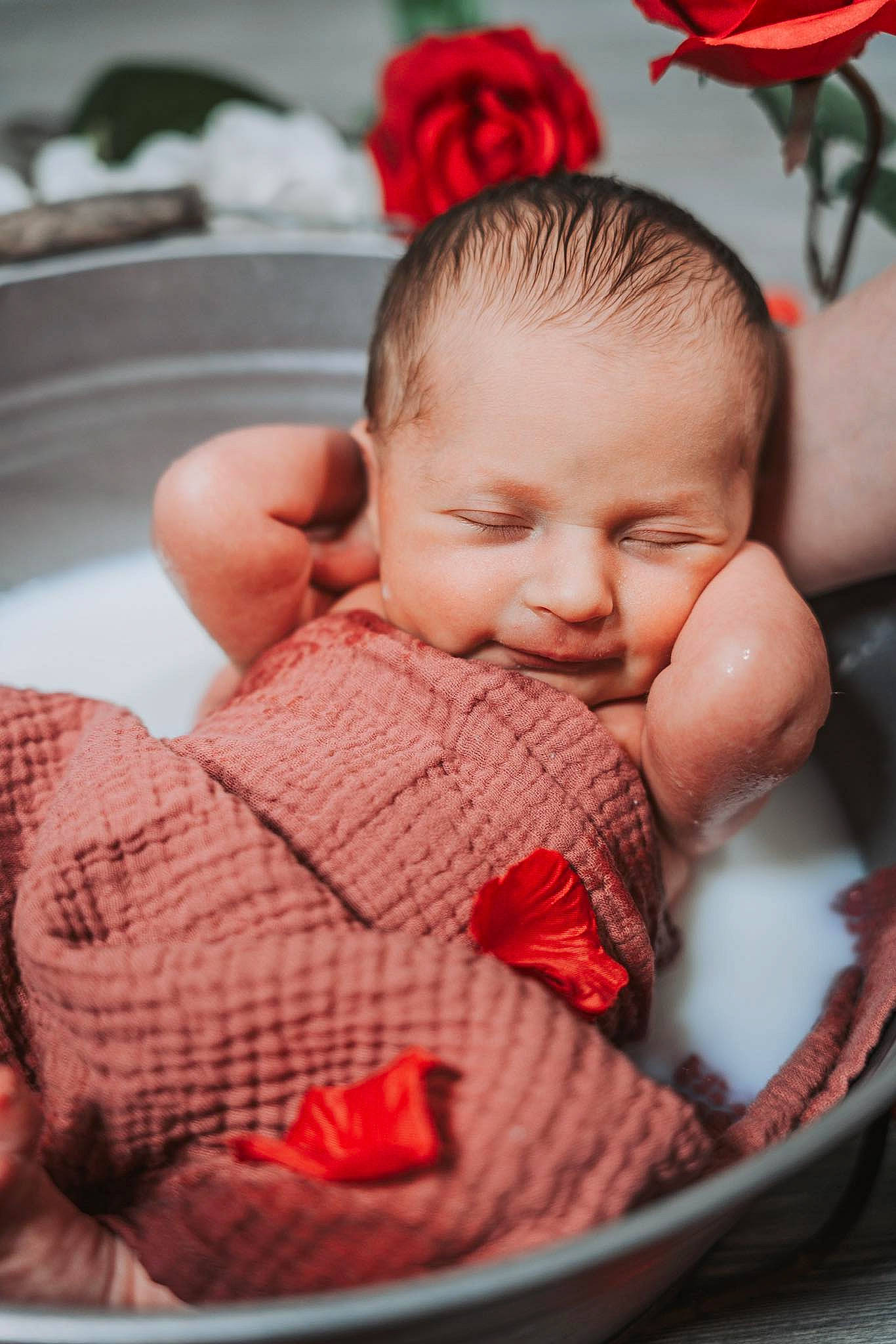 Yzïa participe au concours pour gagner de l'argent avec cette photo : baby, baby_toddler_clothing, cheek, comfort, eye, face, facial_expression, finger, flower, hand, happy, head, lip, mouth, nail, organ, person, pink, red, skin