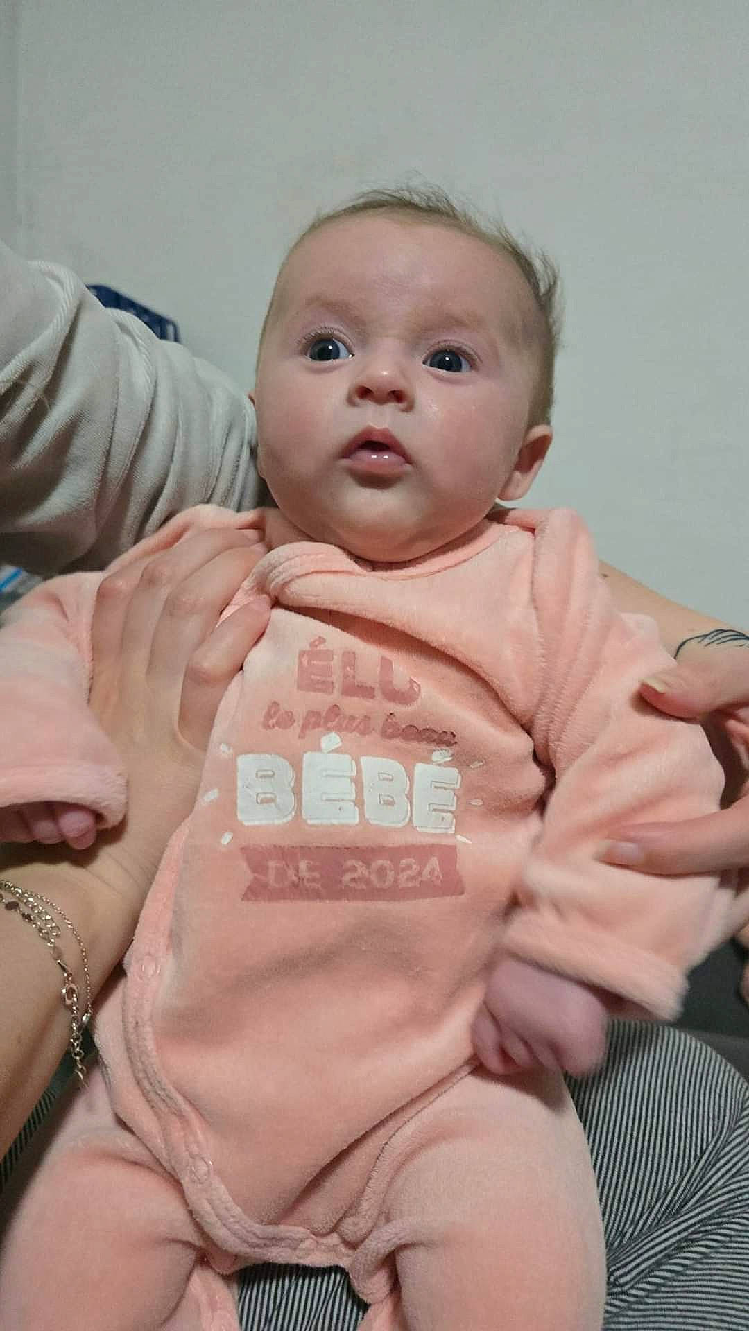 Yzïa a rejoint le concours — aidez-le/la à gagner de superbes lots ! baby, baby_toddler_clothing, cheek, chin, collar, comfort, face, facial_expression, finger, gesture, happy, iris, lip, mouth, nose, person, pink, product, skin, sleeve