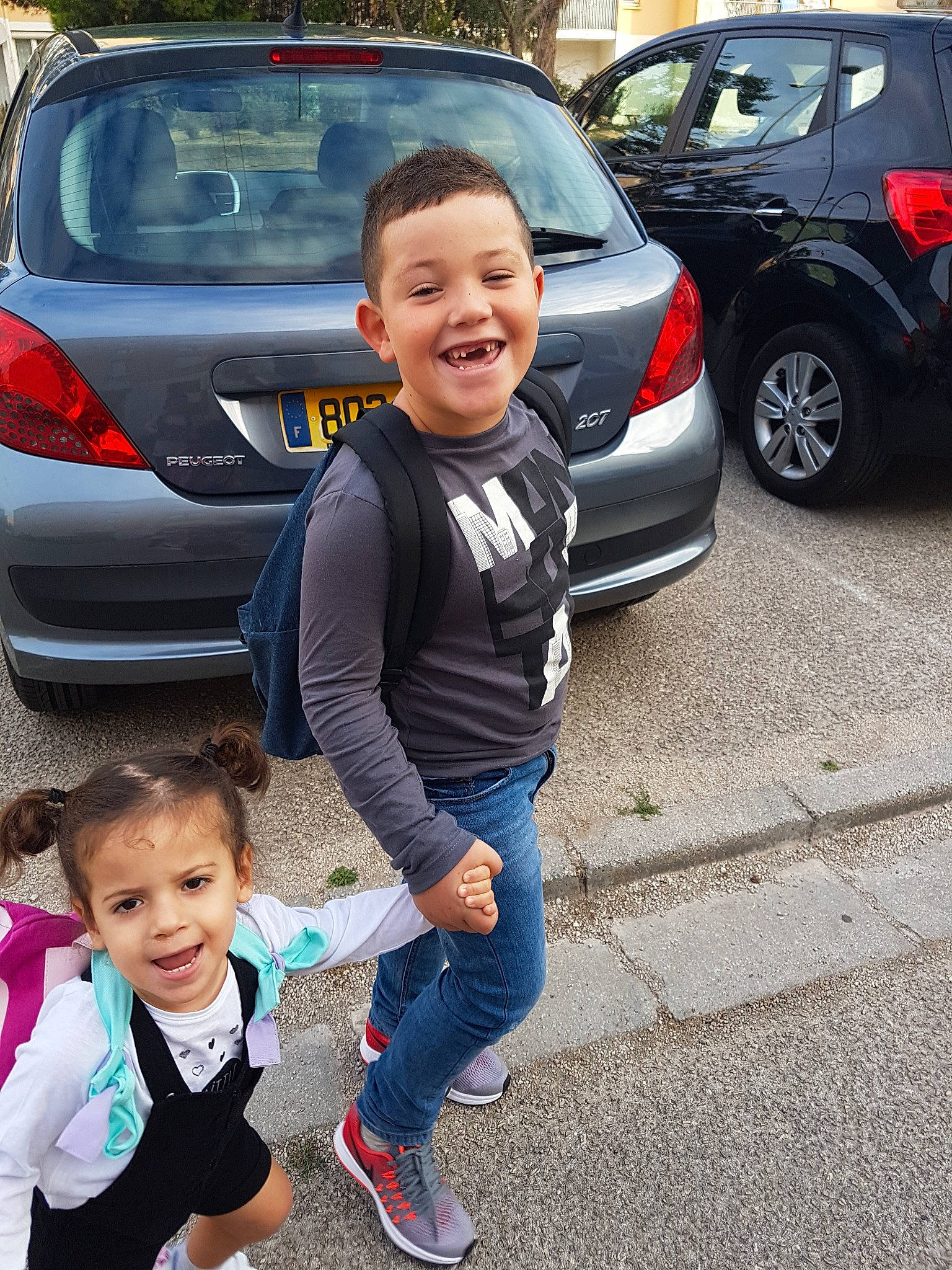 Elyès participe au concours pour gagner de l'argent avec cette photo : automotive_window_part, baby, car, child, compact_car, family_car, joy, motor_vehicle, parking, people, person, product, smile, snapshot, street, toddler, vacation, vehicle, vehicle_door