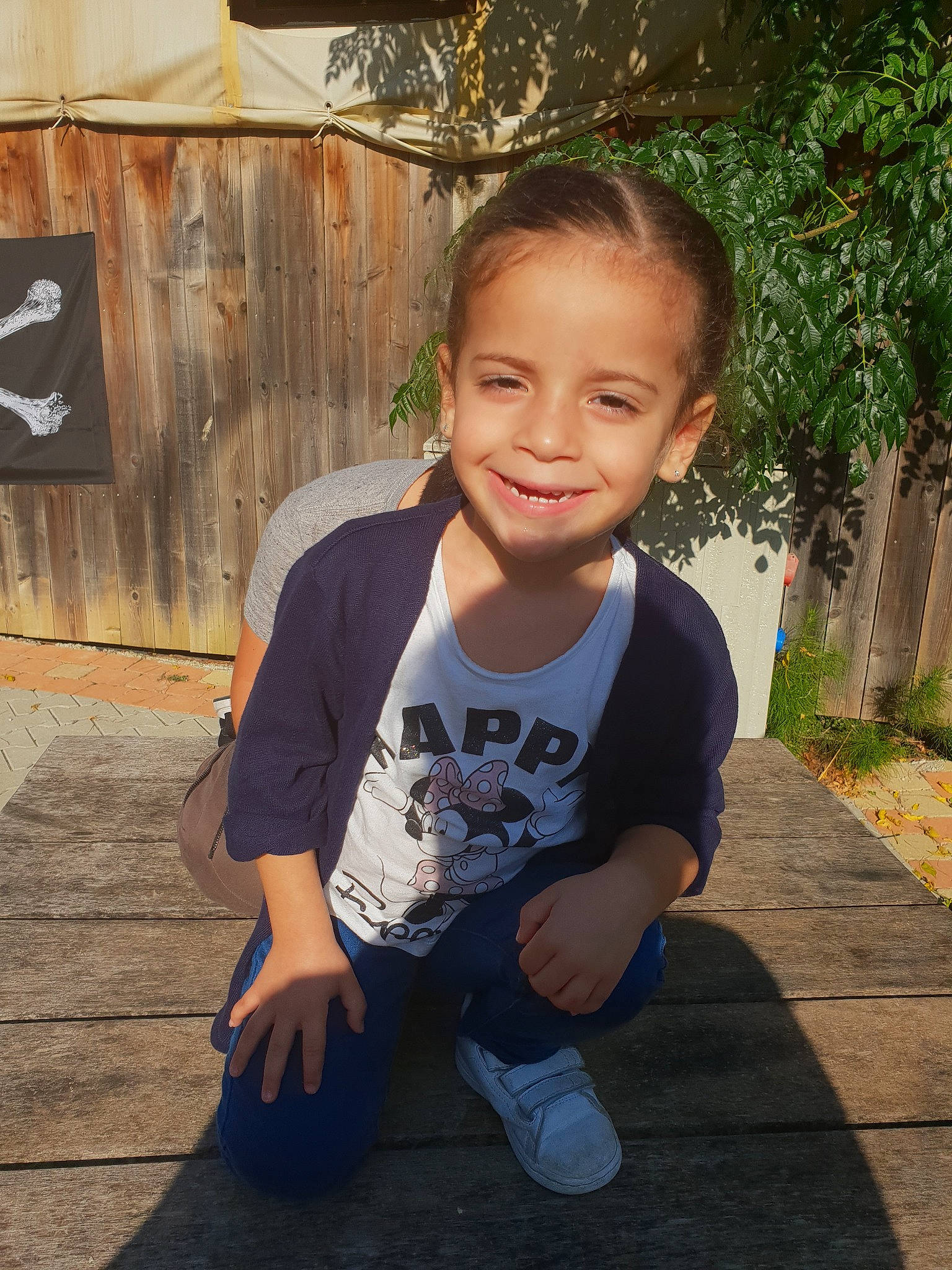 Louisa a rejoint le concours — aidez-le/la à gagner de superbes lots ! child, cool, fawn, happy, head, joy, person, photography, sitting, smile, t_shirt, toddler, vacation