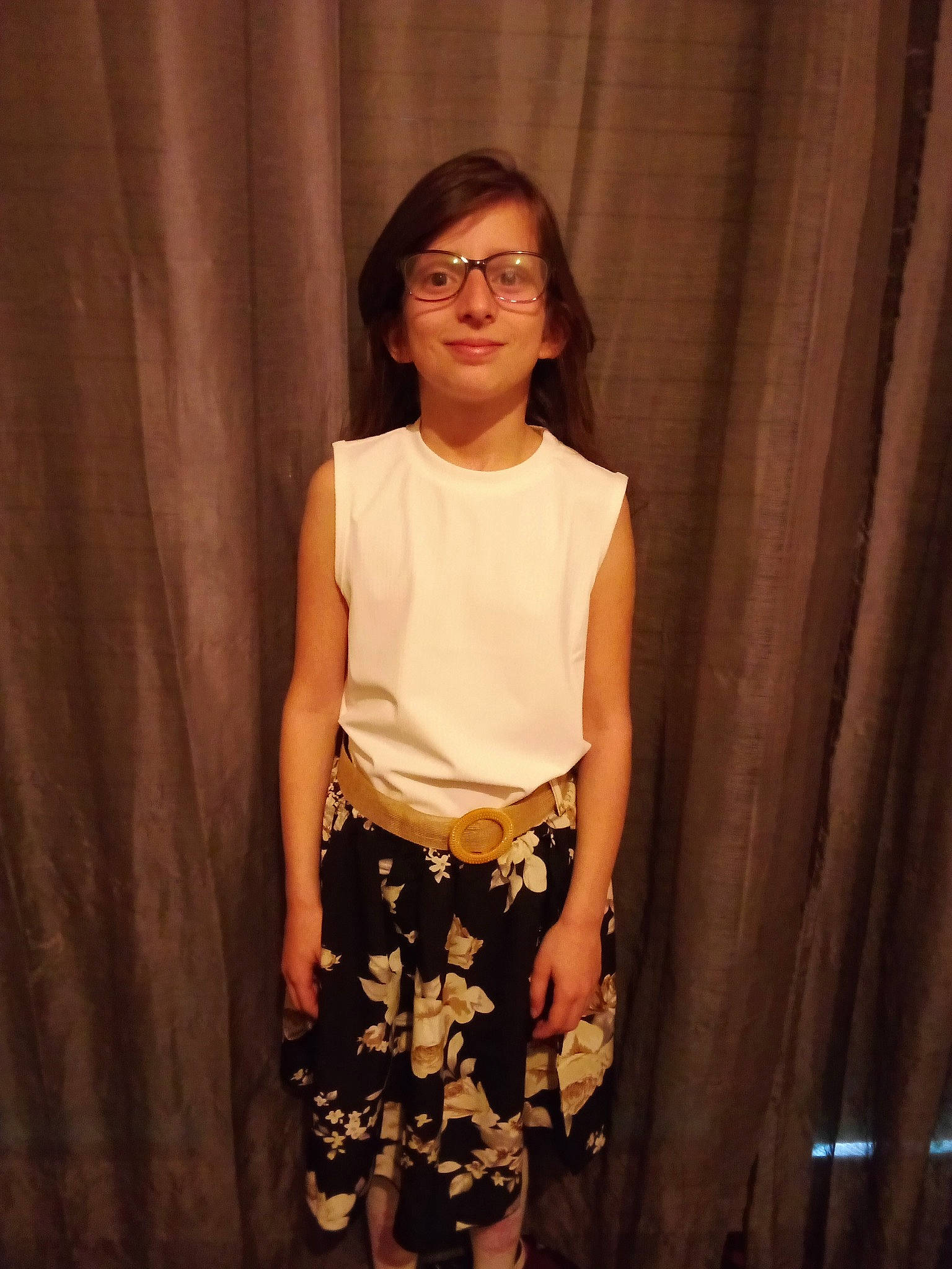 Shana a rejoint le concours — aidez-le/la à gagner de superbes lots ! abdomen, curtain, entertainment, event, fashion, fashion_design, formal_wear, human_leg, jewellery, joint, joy, knee, long_hair, neck, person, shoulder, sleeve, textile, thigh, trunk