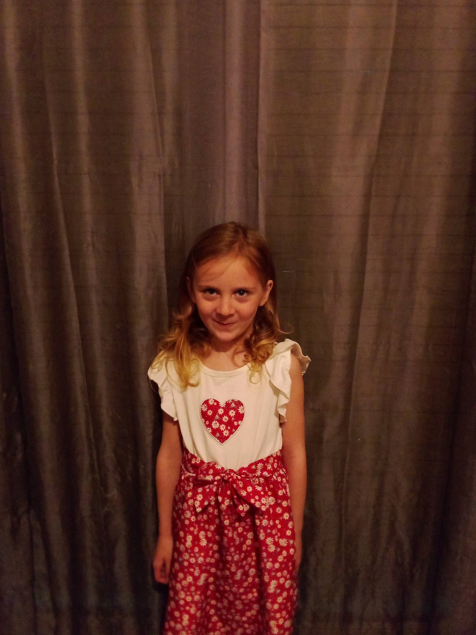 Inaya a rejoint le concours — aidez-le/la à gagner de superbes lots ! brown_hair, curtain, day_dress, embellishment, event, eye, face, fashion_design, formal_wear, happy, joint, joy, long_hair, magenta, one_piece_garment, person, sleeve, smile, textile, trunk