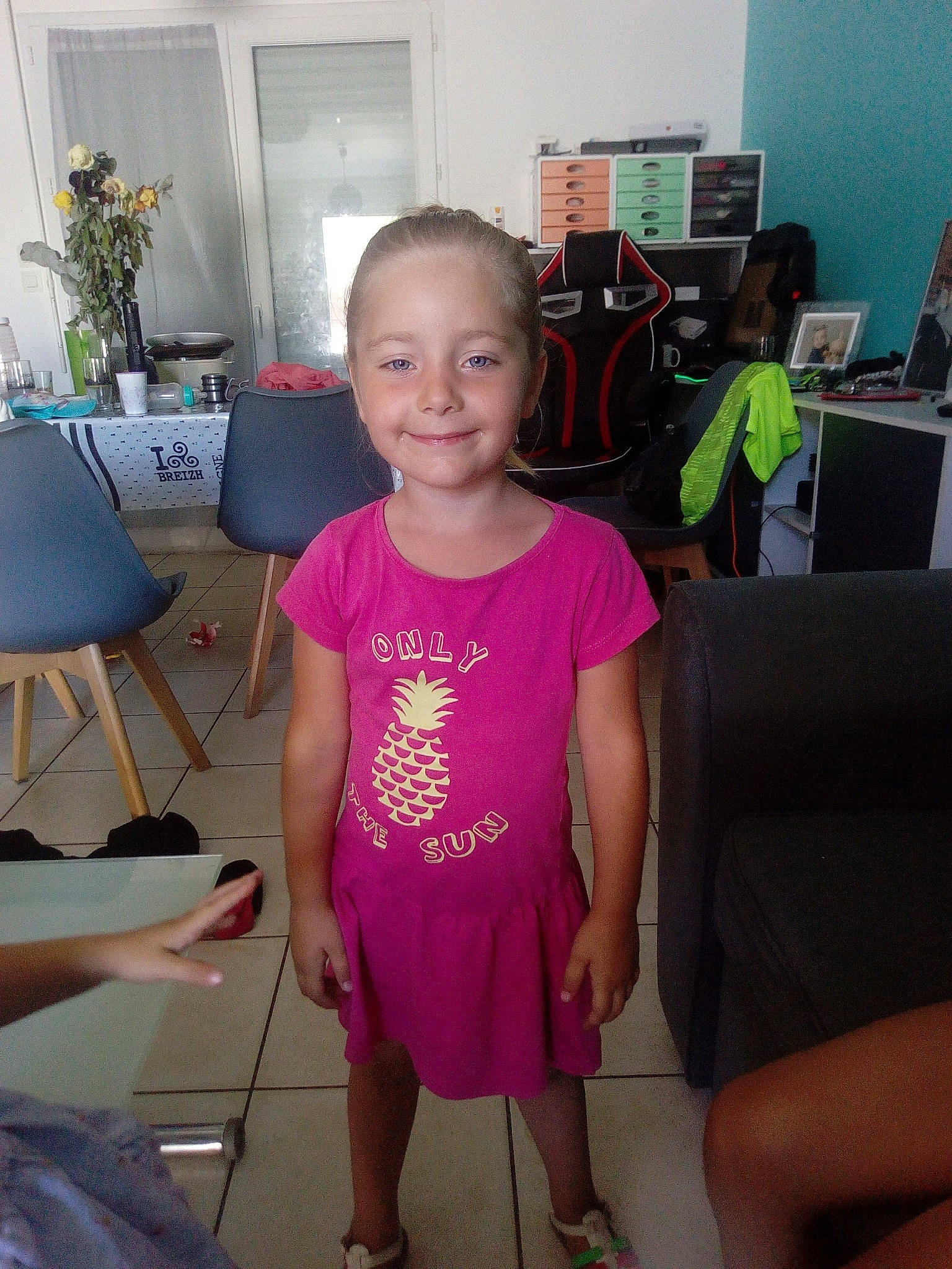 Lylou a rejoint le concours — aidez-le/la à gagner de superbes lots ! child, joint, joy, leg, magenta, person, pink, room, shoulder, smile, t_shirt, toddler