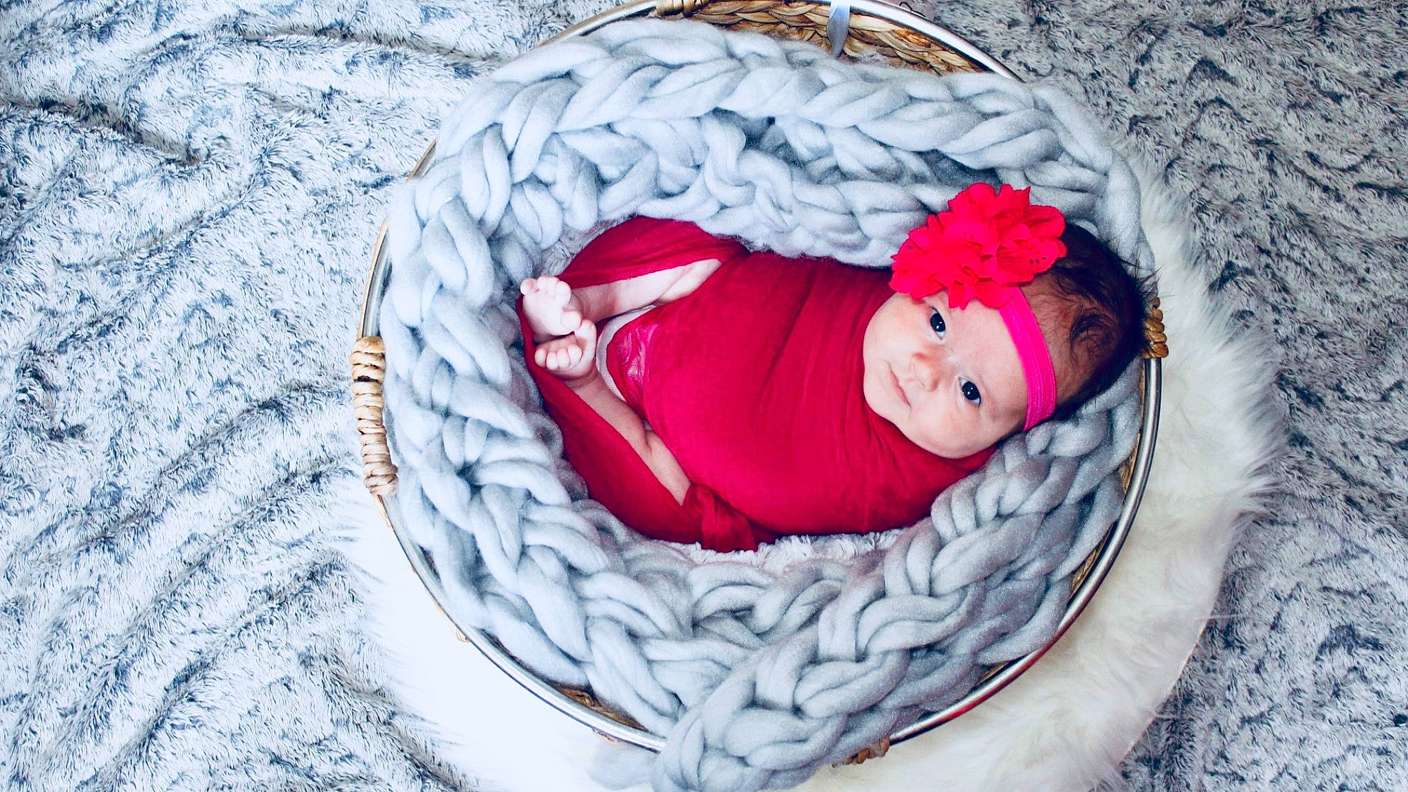 April a rejoint le concours — aidez-le/la à gagner de superbes lots ! red, textile