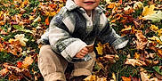 Jules a rejoint le concours — aidez-le/la à gagner de superbes lots ! child, toddler, beanie, hat, autumn, fall_leaves, leaves, grass, boots, jacket, smile, outdoors, park, bench, cozy, portrait, candid, seasonal, playful, snack