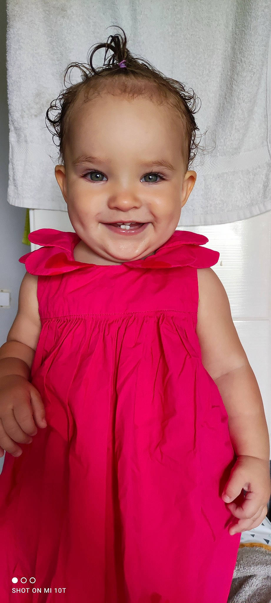 Lou a rejoint le concours — aidez-le/la à gagner de superbes lots ! baby_toddler_clothing, cheek, day_dress, dress, eye, eyelash, face, hair, happy, iris, joy, magenta, neck, one_piece_garment, person, pink, purple, red, shoulder, skin