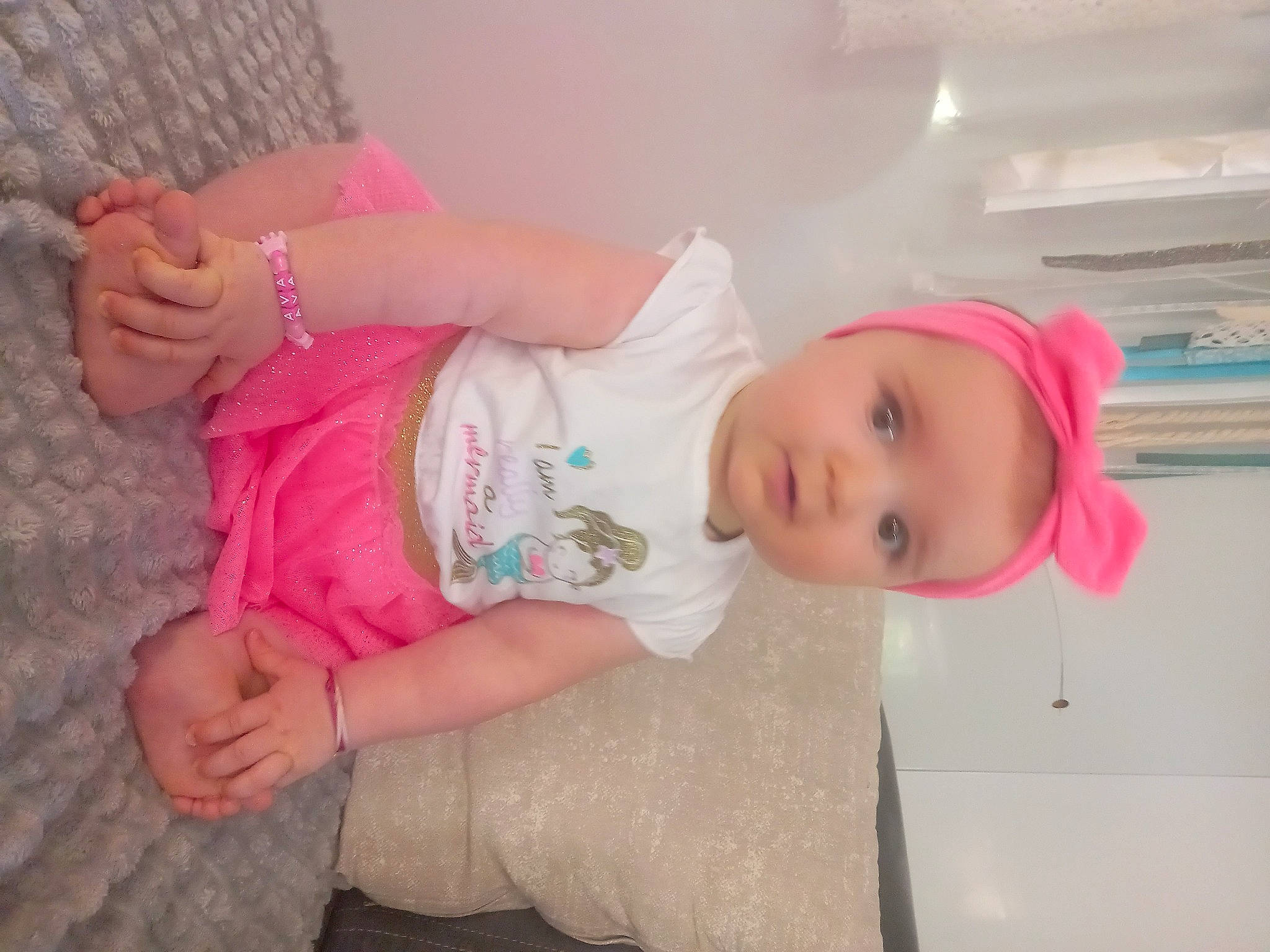 Ava participe au concours pour gagner de l'argent avec cette photo : baby_toddler_clothing, cheek, dress, eye, face, finger, gesture, hand, head, headwear, human_body, iris, leg, lip, mouth, nose, person, pink, skin, sleeve