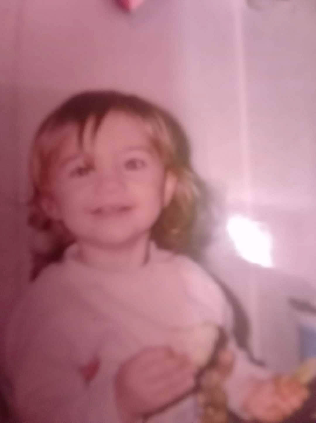 Marine a rejoint le concours — aidez-le/la à gagner de superbes lots ! arm, cheek, chest, eye, eyebrow, face, gesture, happy, head, human_body, iris, jaw, joy, lip, long_hair, mouth, neck, nose, person, pink