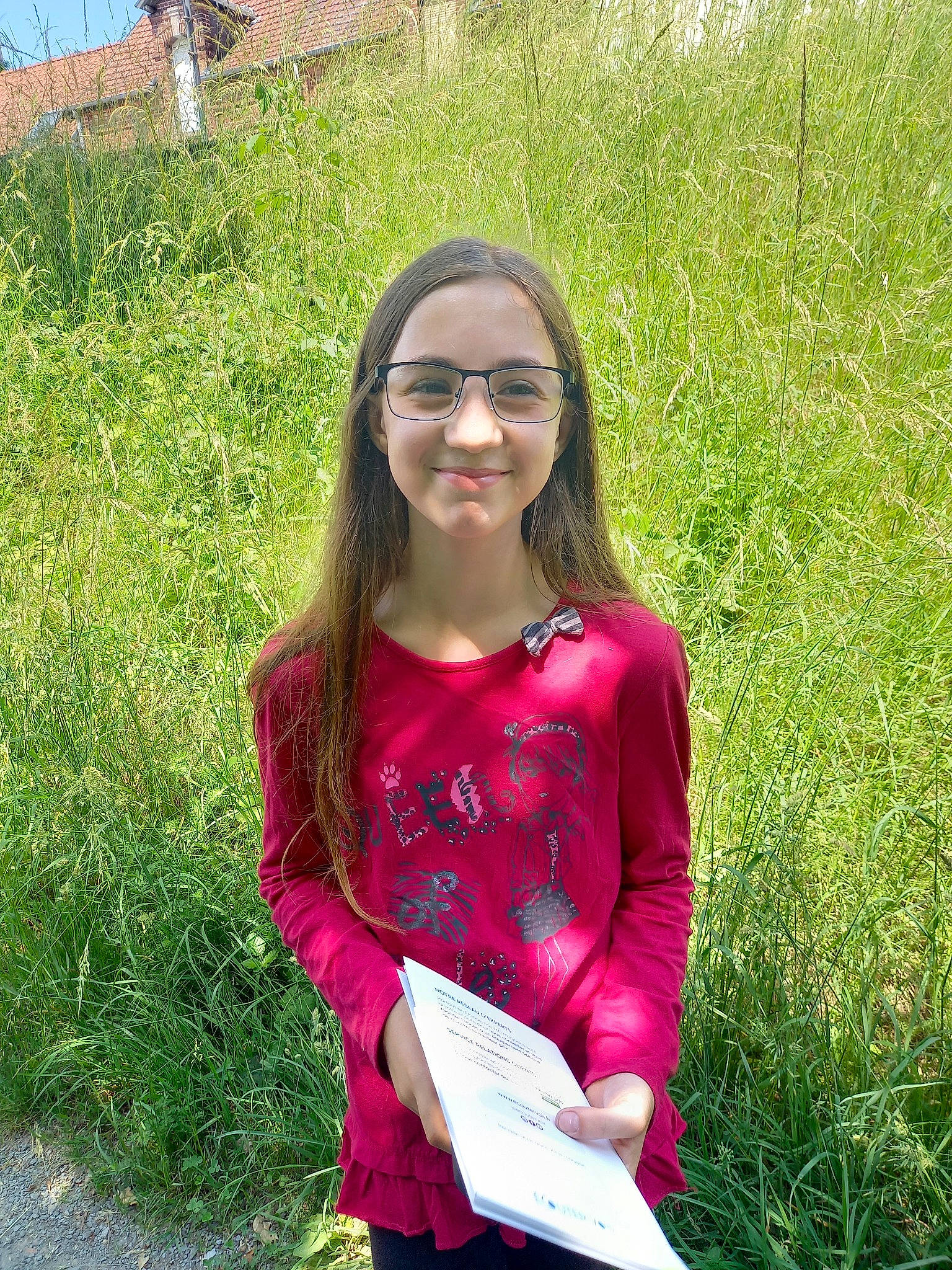 Marine a rejoint le concours — aidez-le/la à gagner de superbes lots ! botany, clothing, eyewear, fun, glasses, grass, grassland, hairstyle, happy, joy, leaf, leisure, long_hair, pattern, people_in_nature, person, plant, sleeve, smile, standing