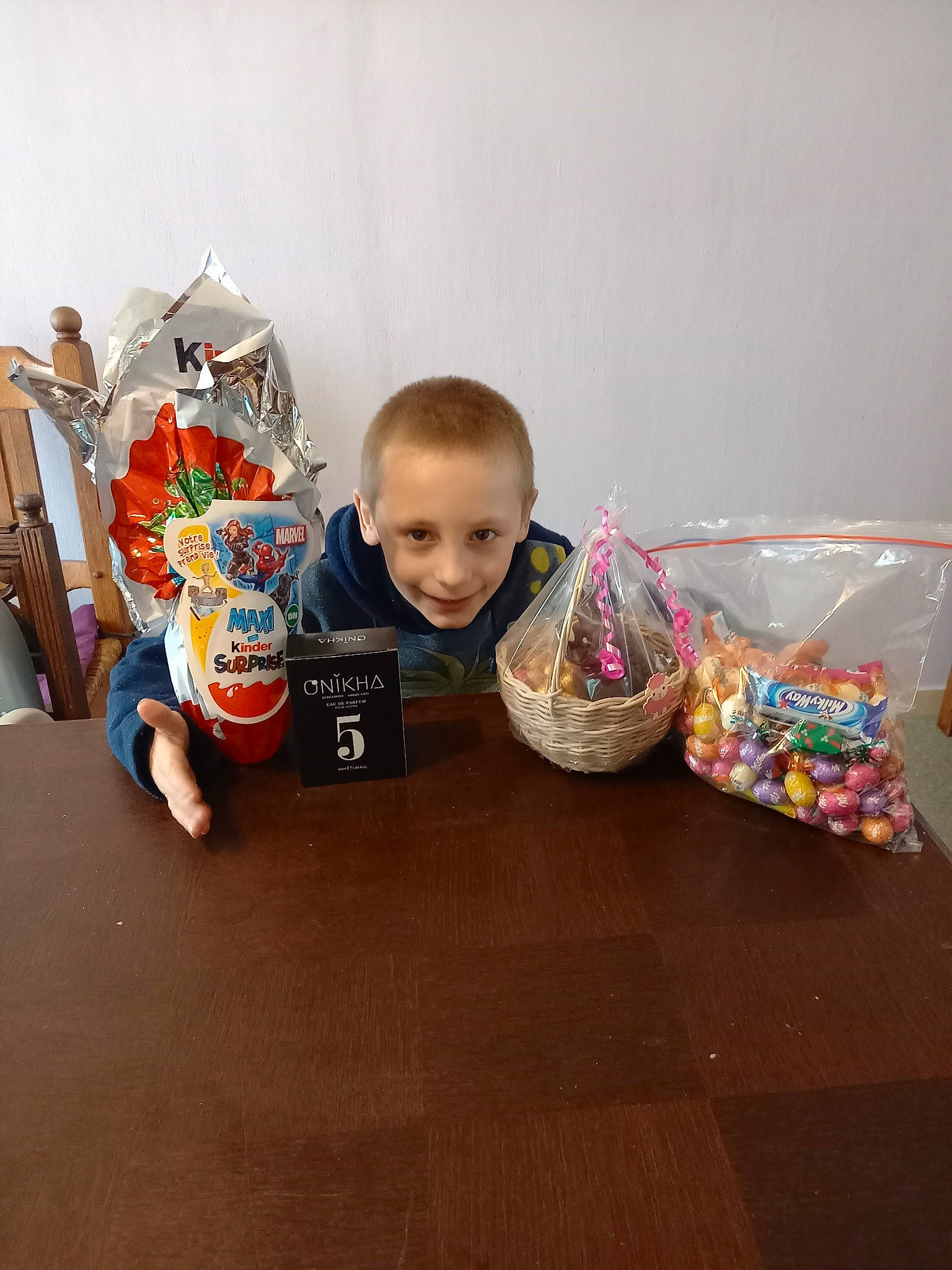 Kelvin a rejoint le concours — aidez-le/la à gagner de superbes lots ! baby, baby_toddler_clothing, baby_toys, child, event, floor, flooring, fun, happy, hardwood, holiday, joy, person, plastic, play, room, sitting, smile, sock, t_shirt