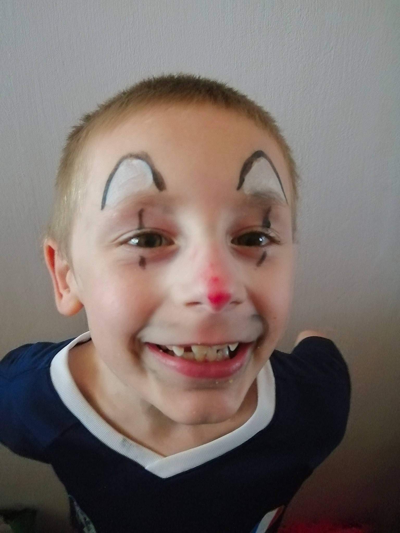 Kelvin participe au concours pour gagner de l'argent avec cette photo : black_hair, cheek, child, ear, eyelash, fun, gesture, happy, human_body, iris, jaw, joy, laugh, lip, neck, nose, person, selfie, smile, t_shirt