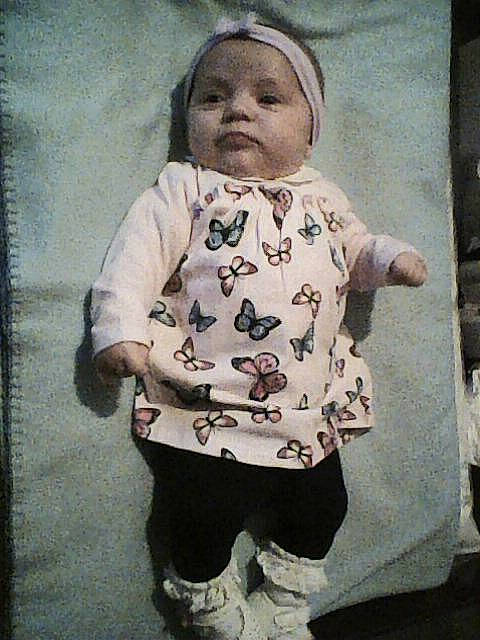 Solange participe au concours pour gagner de l'argent avec cette photo : baby, baby_toddler_clothing, cheek, child, face, happy, monochrome, monochrome_photography, pattern, person, portrait, portrait_photography, sitting, sleeve, smile, street_fashion, textile, toddler, vintage_clothing, visual_arts