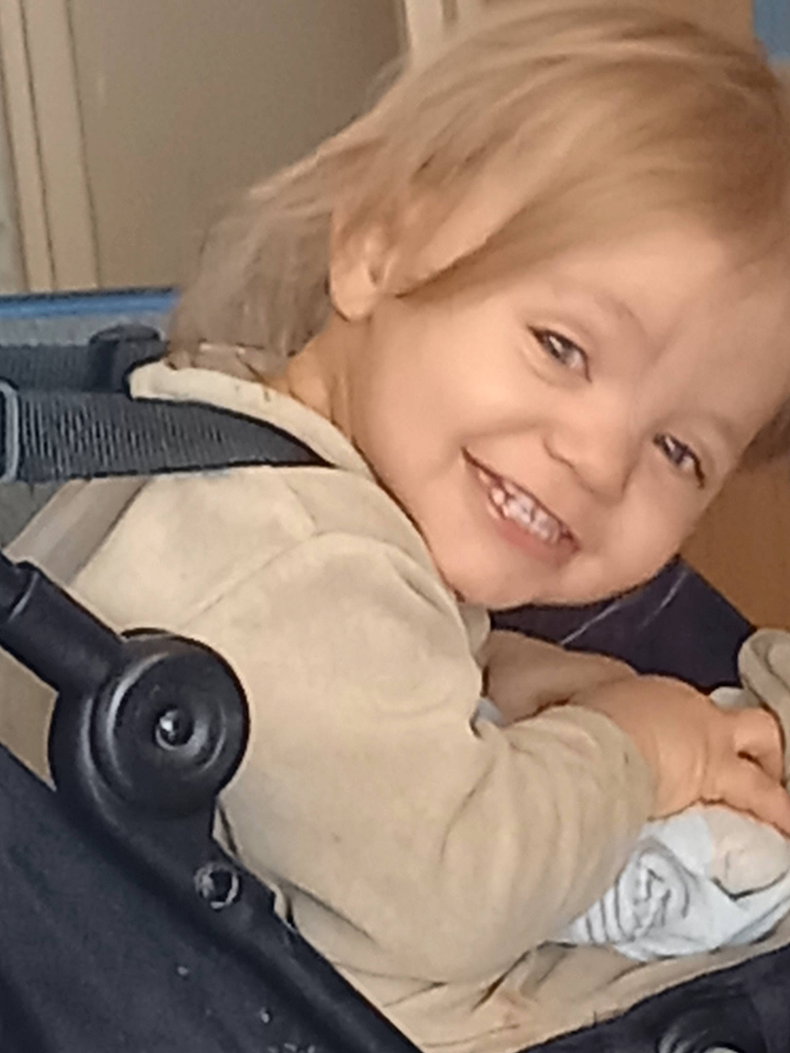 Solange a rejoint le concours — aidez-le/la à gagner de superbes lots ! arm, baby_carriage, baby_toddler_clothing, cheek, comfort, eye, eyebrow, facial_expression, finger, gesture, hairstyle, hand, happy, head, human_body, iris, joy, mouth, nose, person