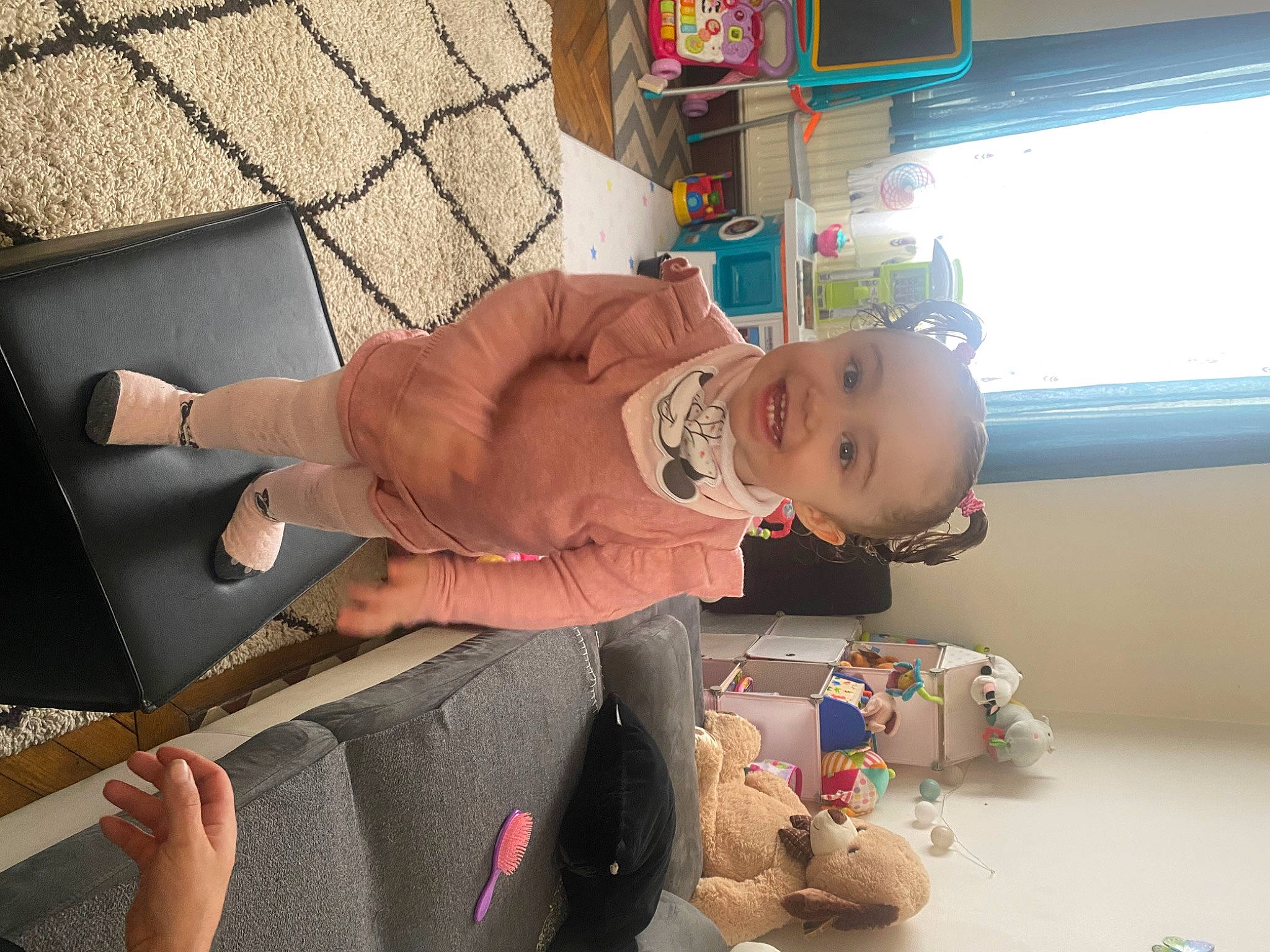 Inès a rejoint le concours — aidez-le/la à gagner de superbes lots ! baby, baby_toddler_clothing, child, comfort, flooring, fun, hat, joy, person, play, room, shelf, sitting, smile, television, toddler, toy, wood