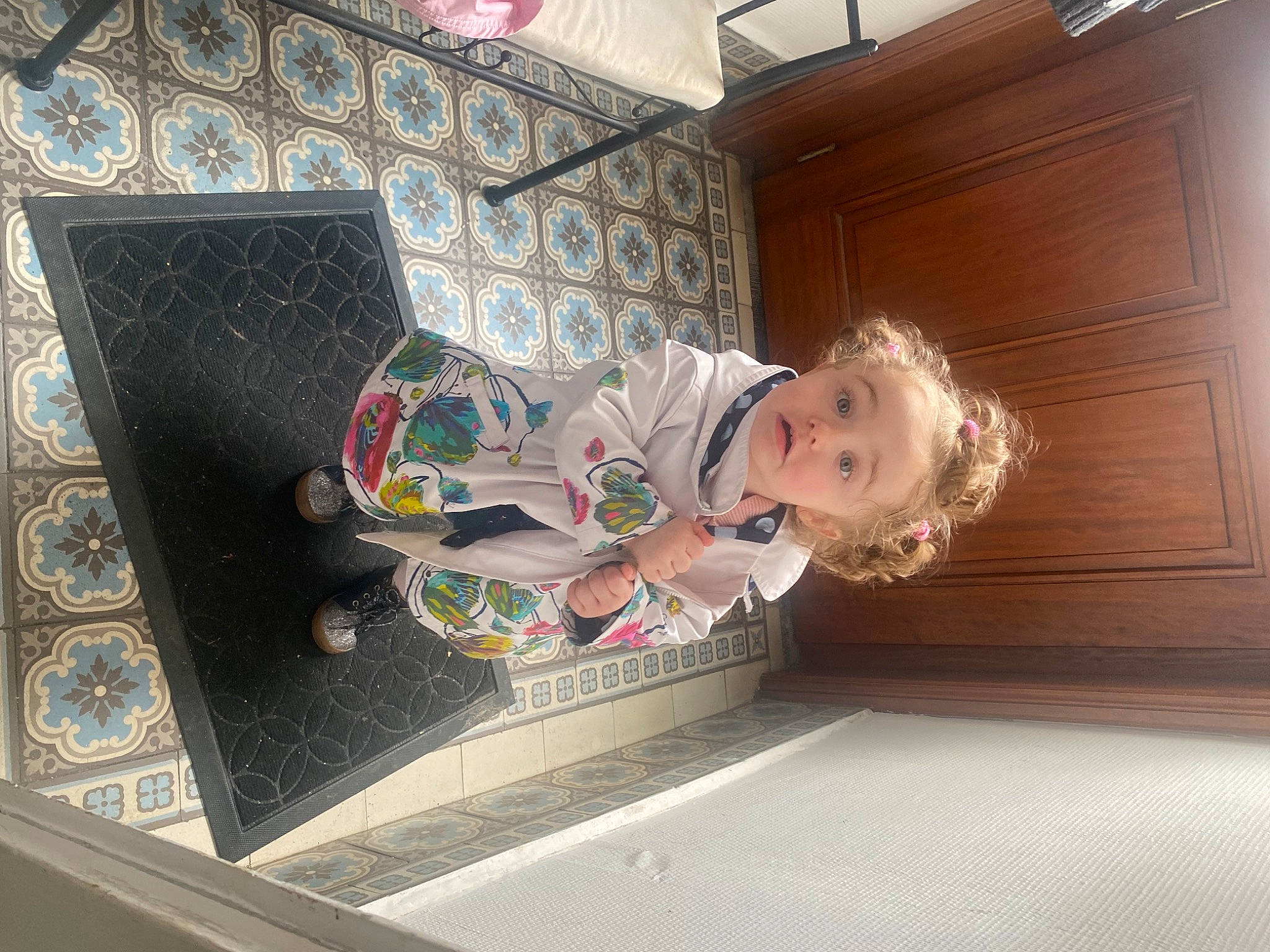 Inès participe au concours pour gagner de l'argent avec cette photo : art, baby, baby_products, baby_toddler_clothing, ceiling, child, comfort, floor, flooring, fun, hardwood, laundry_room, person, play, room, sitting, surprise, toddler, visual_arts, wood