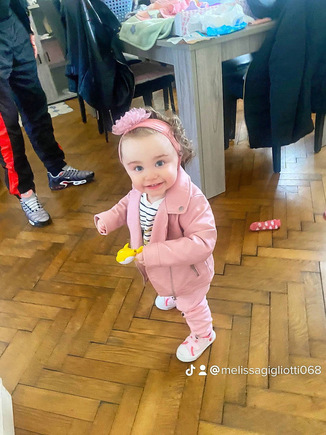 Inès a rejoint le concours — aidez-le/la à gagner de superbes lots ! baby, baby_toddler_clothing, chair, event, floor, flooring, fun, happy, hardwood, hat, joy, leg, outerwear, person, pink, shoe, skin, smile, sneakers, toddler