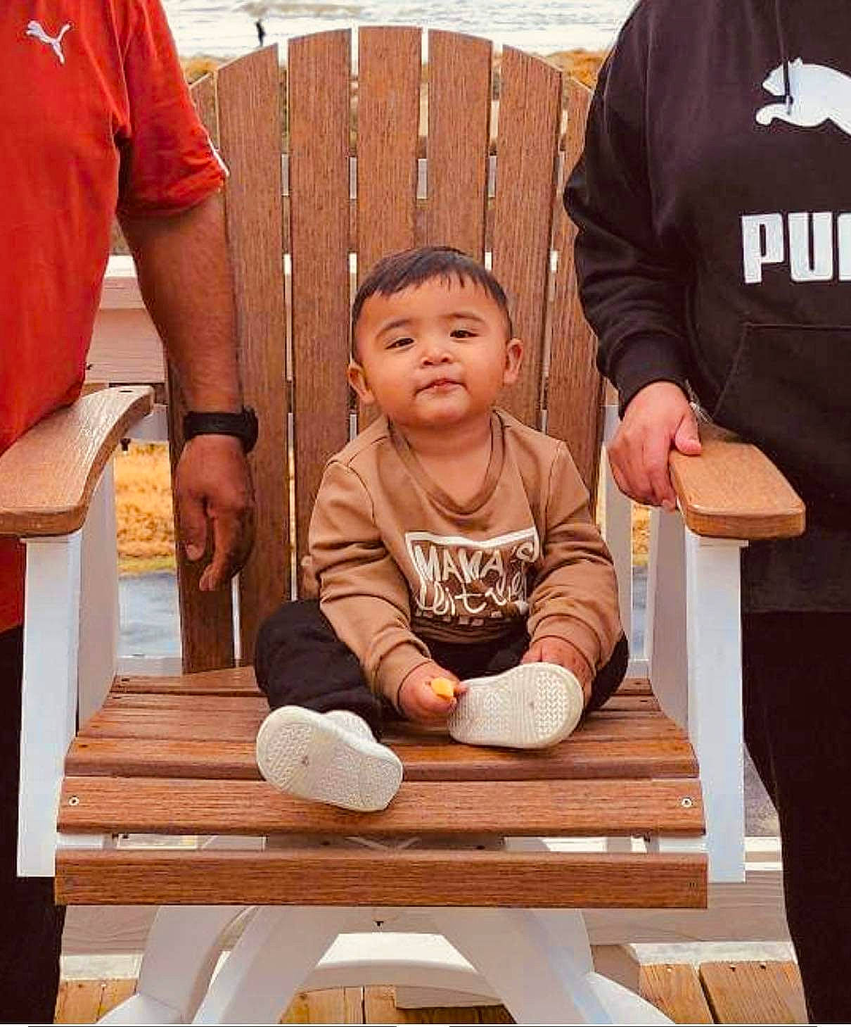 Ej is registered to the contest to win money with this photo: baby, baby_toddler_clothing, chair, child, comfort, gesture, happy, hardwood, leisure, person, product, sitting, sleeve, standing, t_shirt, thigh, thumb, toddler, tree, wood