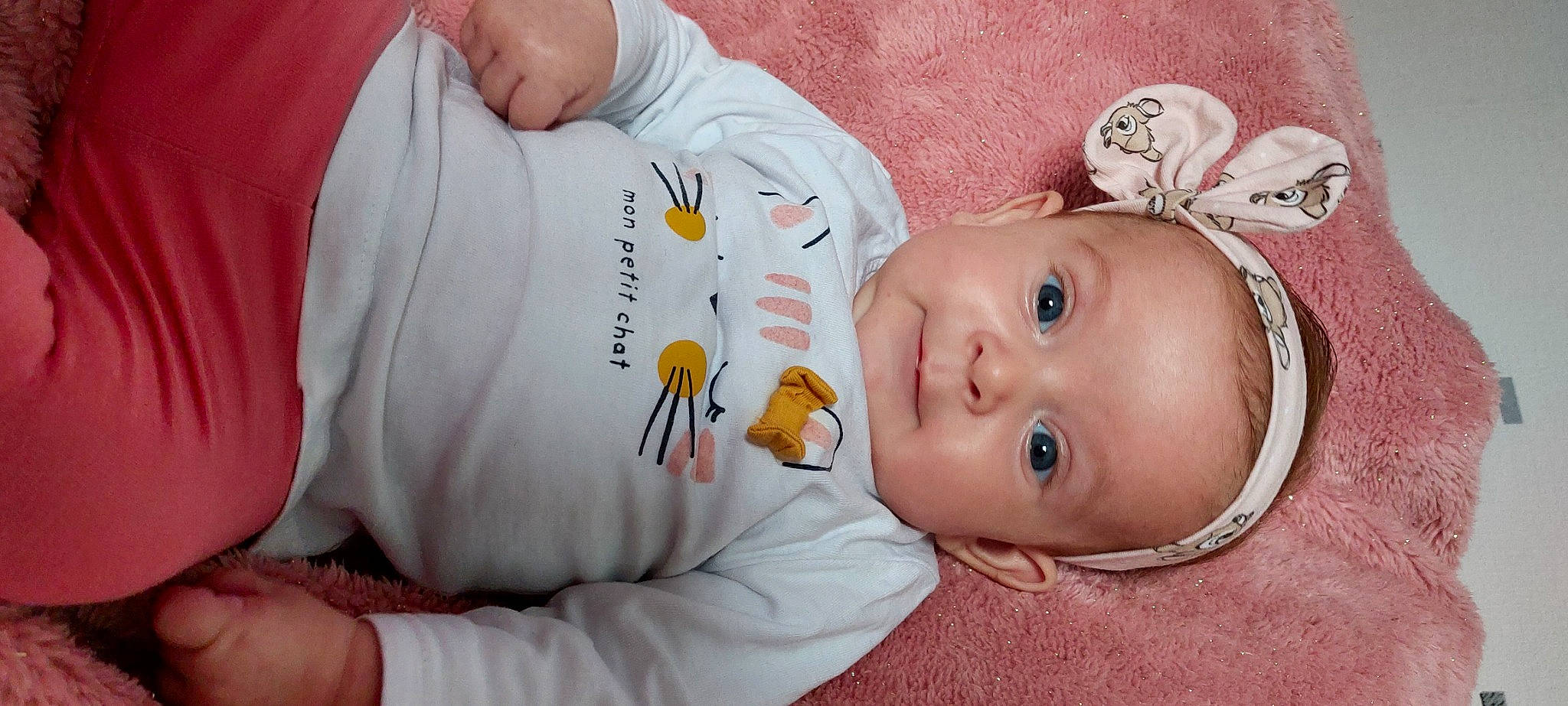 Mia participe au concours pour gagner de l'argent avec cette photo : baby, baby_sleeping, baby_toddler_clothing, cheek, child, chin, comfort, eye, facial_expression, happy, linens, mammal, nose, orange, person, product, room, skin, sleeve, textile