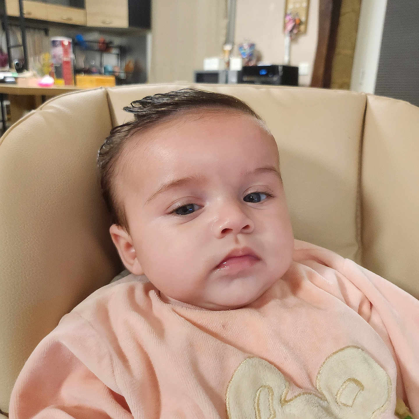 Leiria a rejoint le concours — aidez-le/la à gagner de superbes lots ! animal_design, baby, chair, child, clothing, cushion, cute, expressionless, face, head, home, indoor, infant, person, pink, portrait, sitting, skin, soft, young